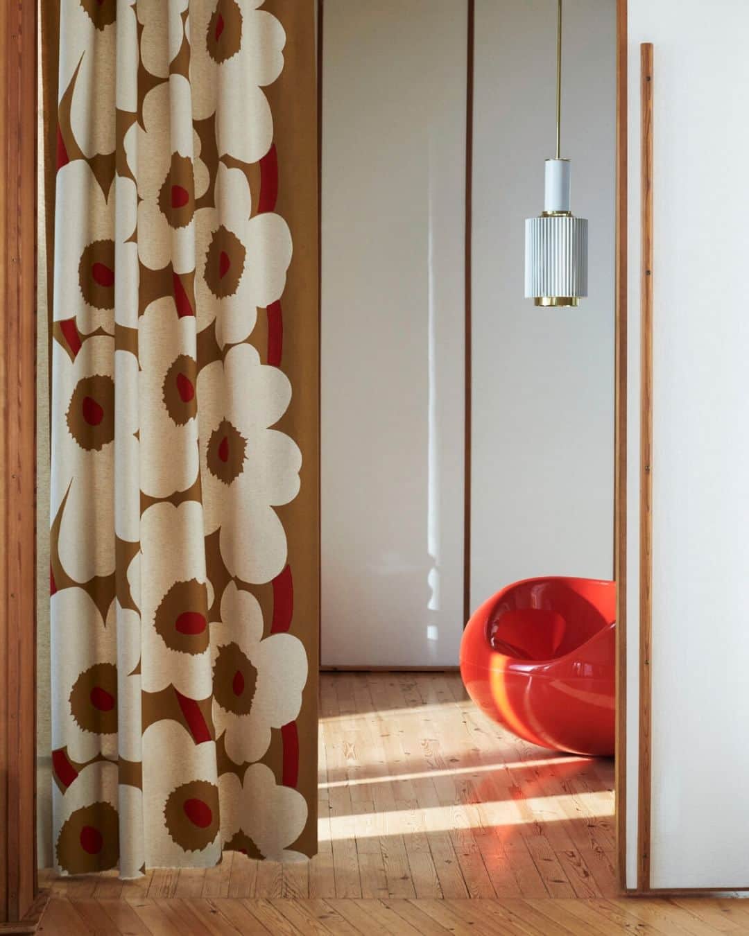 Marimekko Japanのインスタグラム：「ボルドーやブラウン、サンドベージュなどの深みあるカラーを取り入れた秋気感じる　ウニッコ柄のホームコレクション。今シーズンのAino-Maija Metsola(アイノ=マイヤ・メッツォラ)の新作プリント Peura(ペウラ/鹿)やKetsunmarja (ケトゥンマルヤ/キツネとベリー)との相性が抜群です。  #marimekko #marimekkofw23 #マリメッコ #マリメッコ愛 #北欧デザイン #フィンランド #フィンランドデザイン」