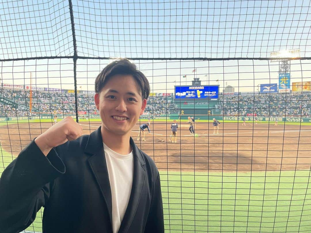 髙橋大悟のインスタグラム：「#野球 #SMBC日本シリーズ2023  先日、日本シリーズを観に阪神甲子園球場へ。  幼少期から野球を観に甲子園に行っていましたが、今年の日本シリーズは、なんと言っても！59年ぶりの関西ダービー！！🤩  球場に駆けつけた両チームのファンで埋め尽くされた甲子園は、今まで見たことの無い熱気に包まれていました！🔥  最終戦までもつれ込む接戦になった今年の日本シリーズ！ まさに59年ぶりの関西ダービーにふさわしい熱戦の数々！  いつか、熱い戦いを実況できる日まで。 野球の勉強も頑張ります！！💪  #仕事っぽいですが #完全プライベート #いつか仕事で甲子園へ来られるように #自主練あるのみ   #日本シリーズ  #阪神タイガース #オリックスバファローズ #関西ダービー #阪神甲子園球場 #京セラドーム大阪 #テレビ東京 #髙橋大悟」