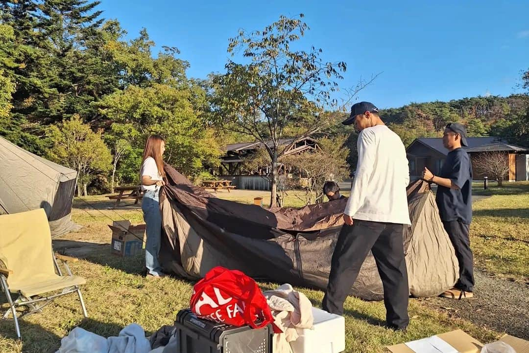 広村美つ美さんのインスタグラム写真 - (広村美つ美Instagram)「念願の芋煮会🍲 仙台へ来て知った芋煮会🍲🍲 外で作って食べるんだよ〜と聞いてて、チームメイト家族の協力もあり実際に食べる事ができました〜🫶✨ BBQも同時進行で子供達はもりもりお肉を食べてました🍖💪 晴天で外で過ごすには最適な1日だったな……🌞仙台での思い出がまたひとつ増えました♪ . . #仙台 #芋煮会 #BBQ #ベガルタ仙台 #チームメイト #彰不在でLINE通話📞😌笑 #子連れ芋煮会 #晴天 #我が家は肉担当🍖」11月5日 19時19分 - mitsumi_hayashi