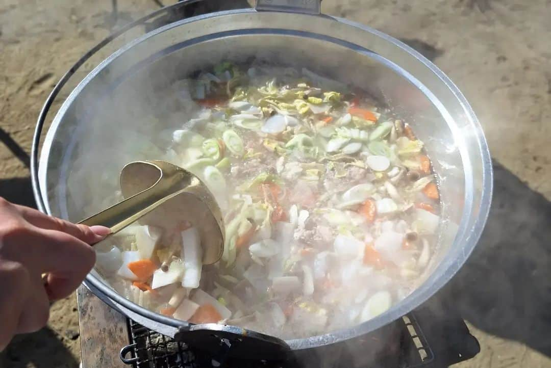 広村美つ美さんのインスタグラム写真 - (広村美つ美Instagram)「念願の芋煮会🍲 仙台へ来て知った芋煮会🍲🍲 外で作って食べるんだよ〜と聞いてて、チームメイト家族の協力もあり実際に食べる事ができました〜🫶✨ BBQも同時進行で子供達はもりもりお肉を食べてました🍖💪 晴天で外で過ごすには最適な1日だったな……🌞仙台での思い出がまたひとつ増えました♪ . . #仙台 #芋煮会 #BBQ #ベガルタ仙台 #チームメイト #彰不在でLINE通話📞😌笑 #子連れ芋煮会 #晴天 #我が家は肉担当🍖」11月5日 19時19分 - mitsumi_hayashi