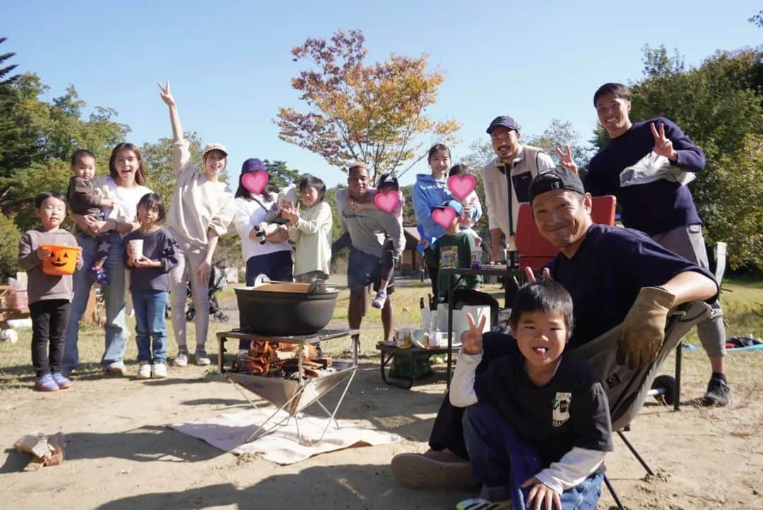 広村美つ美のインスタグラム：「念願の芋煮会🍲 仙台へ来て知った芋煮会🍲🍲 外で作って食べるんだよ〜と聞いてて、チームメイト家族の協力もあり実際に食べる事ができました〜🫶✨ BBQも同時進行で子供達はもりもりお肉を食べてました🍖💪 晴天で外で過ごすには最適な1日だったな……🌞仙台での思い出がまたひとつ増えました♪ . . #仙台 #芋煮会 #BBQ #ベガルタ仙台 #チームメイト #彰不在でLINE通話📞😌笑 #子連れ芋煮会 #晴天 #我が家は肉担当🍖」