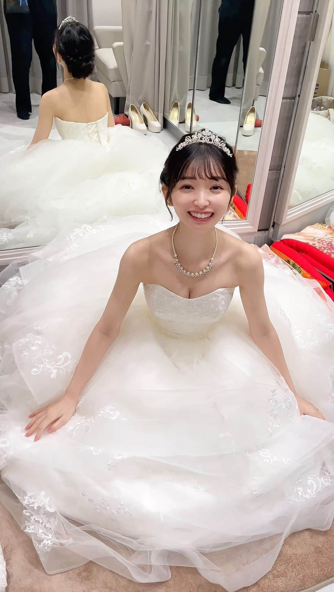 春野絵美莉のインスタグラム：「wedding୨୧*。  #ウェディングドレス #ウェディングフォト #ウェディングヘア #wedding  #weddingdress」