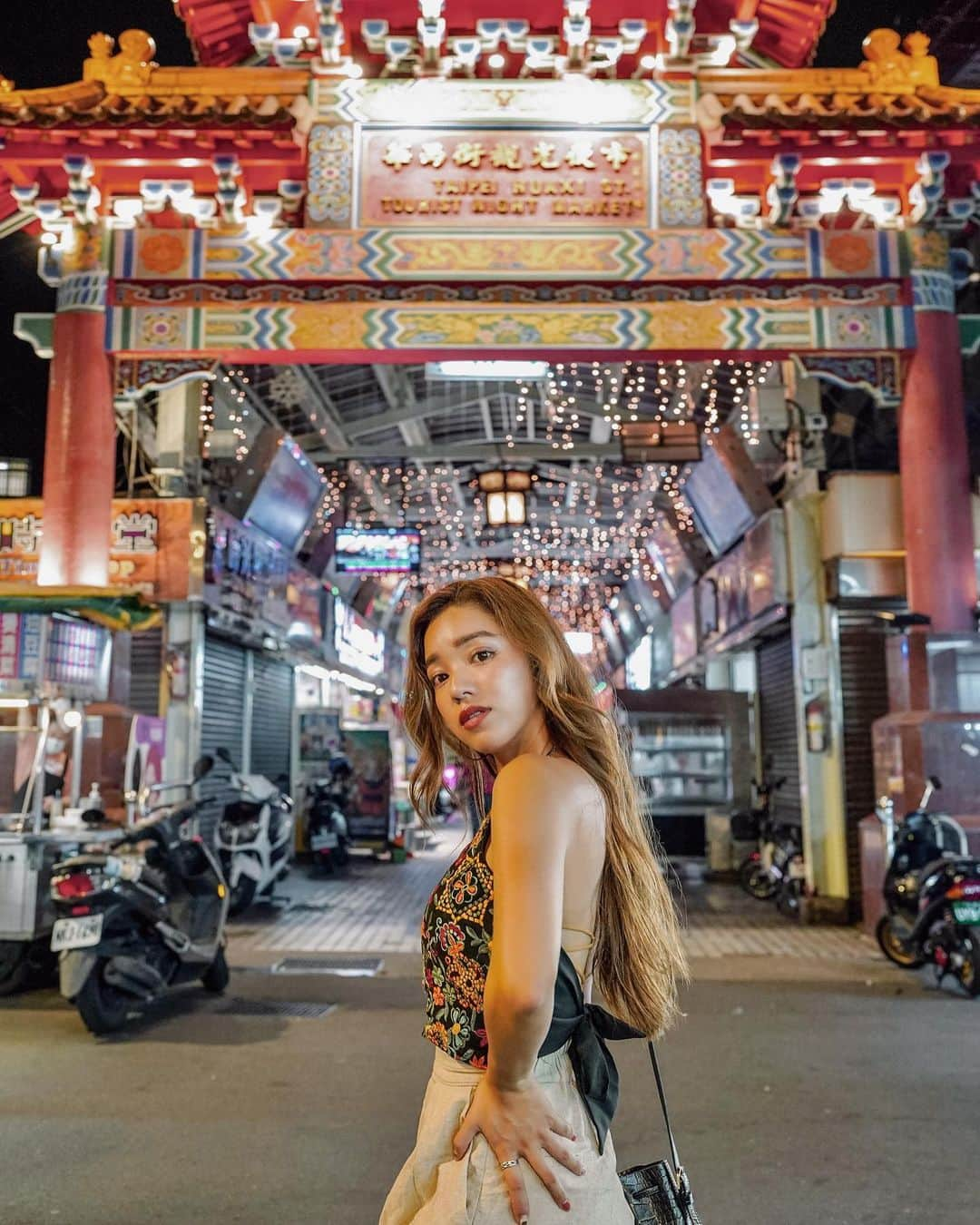 羽石杏奈さんのインスタグラム写真 - (羽石杏奈Instagram)「a night walk in Taiwan. 🏮✨ ちょっとディープな夜の台湾歩き🇹🇼  台湾の夜市文化はみんな大好きだと思うんだけど、 各夜市ごとにちょっと特徴が違うのもディープで面白い🌙 見たこともないグルメを試したり、 ローカルな雑貨屋さんやマッサージ店にふらっと入ってみたり。 定番の台北だけじゃなく各地域にもたくさんあって、 活気と異国感溢れる台湾の夜市に、 レトロな街並みの探求に、 いつも好奇心を掻き立てられる❤️  “ビビビビ！台湾！さあ、好奇心の旅へ” 📍 華西街観光夜市 Huaxi Street Night Market  #台湾 #台湾旅 #taiwan #taipei #nightmarket #pr」11月5日 19時19分 - hawaiianna913