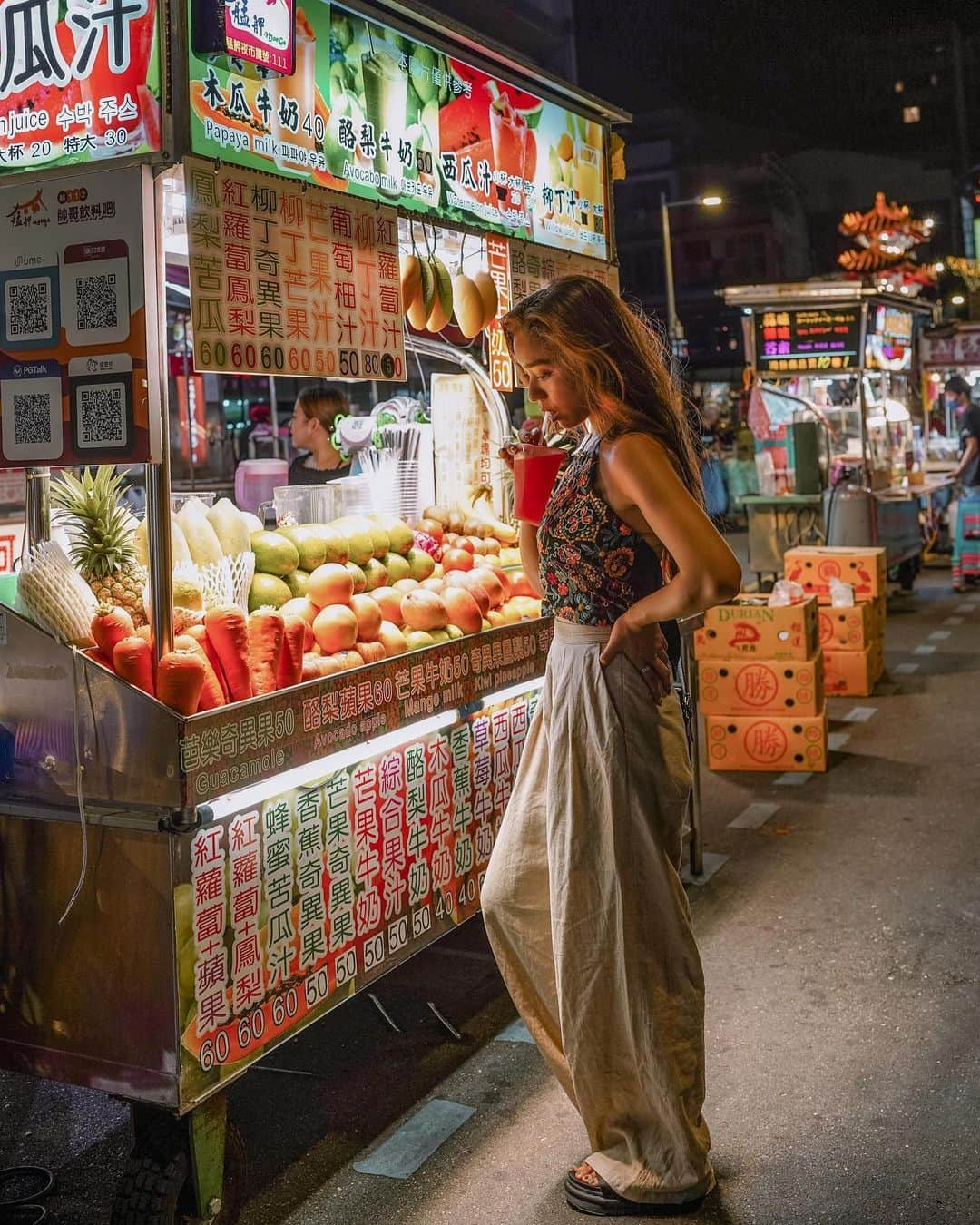 羽石杏奈さんのインスタグラム写真 - (羽石杏奈Instagram)「a night walk in Taiwan. 🏮✨ ちょっとディープな夜の台湾歩き🇹🇼  台湾の夜市文化はみんな大好きだと思うんだけど、 各夜市ごとにちょっと特徴が違うのもディープで面白い🌙 見たこともないグルメを試したり、 ローカルな雑貨屋さんやマッサージ店にふらっと入ってみたり。 定番の台北だけじゃなく各地域にもたくさんあって、 活気と異国感溢れる台湾の夜市に、 レトロな街並みの探求に、 いつも好奇心を掻き立てられる❤️  “ビビビビ！台湾！さあ、好奇心の旅へ” 📍 華西街観光夜市 Huaxi Street Night Market  #台湾 #台湾旅 #taiwan #taipei #nightmarket #pr」11月5日 19時19分 - hawaiianna913