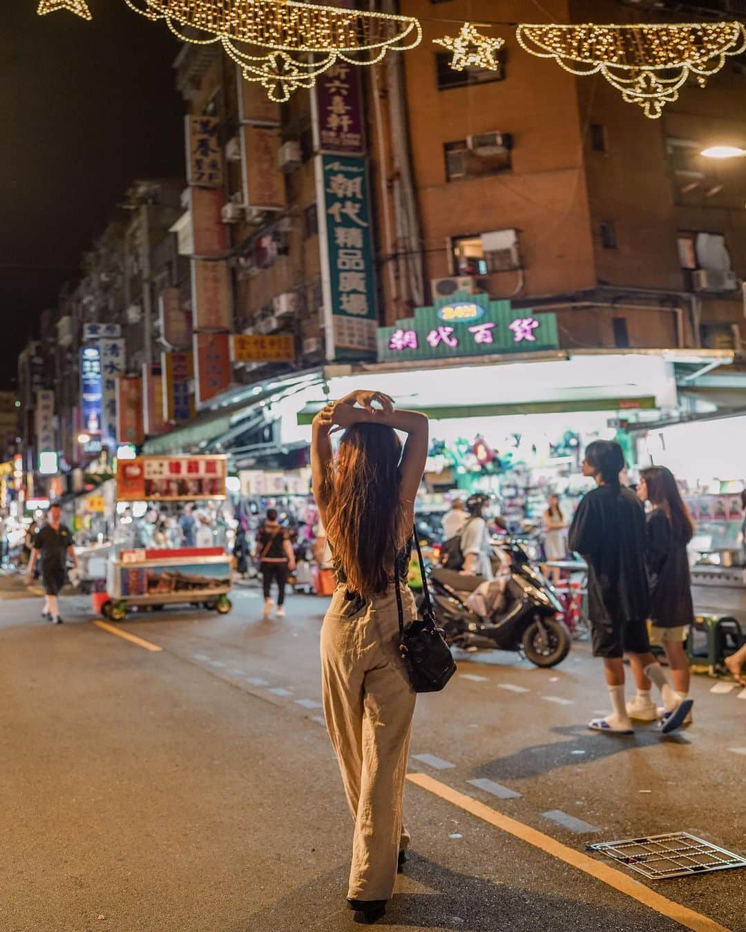 羽石杏奈さんのインスタグラム写真 - (羽石杏奈Instagram)「a night walk in Taiwan. 🏮✨ ちょっとディープな夜の台湾歩き🇹🇼  台湾の夜市文化はみんな大好きだと思うんだけど、 各夜市ごとにちょっと特徴が違うのもディープで面白い🌙 見たこともないグルメを試したり、 ローカルな雑貨屋さんやマッサージ店にふらっと入ってみたり。 定番の台北だけじゃなく各地域にもたくさんあって、 活気と異国感溢れる台湾の夜市に、 レトロな街並みの探求に、 いつも好奇心を掻き立てられる❤️  “ビビビビ！台湾！さあ、好奇心の旅へ” 📍 華西街観光夜市 Huaxi Street Night Market  #台湾 #台湾旅 #taiwan #taipei #nightmarket #pr」11月5日 19時19分 - hawaiianna913
