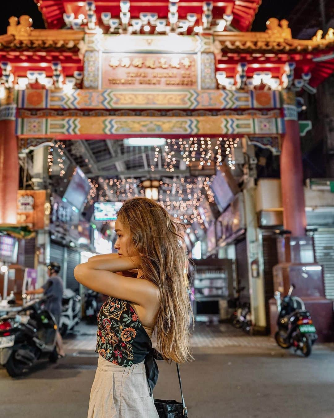 羽石杏奈さんのインスタグラム写真 - (羽石杏奈Instagram)「a night walk in Taiwan. 🏮✨ ちょっとディープな夜の台湾歩き🇹🇼  台湾の夜市文化はみんな大好きだと思うんだけど、 各夜市ごとにちょっと特徴が違うのもディープで面白い🌙 見たこともないグルメを試したり、 ローカルな雑貨屋さんやマッサージ店にふらっと入ってみたり。 定番の台北だけじゃなく各地域にもたくさんあって、 活気と異国感溢れる台湾の夜市に、 レトロな街並みの探求に、 いつも好奇心を掻き立てられる❤️  “ビビビビ！台湾！さあ、好奇心の旅へ” 📍 華西街観光夜市 Huaxi Street Night Market  #台湾 #台湾旅 #taiwan #taipei #nightmarket #pr」11月5日 19時19分 - hawaiianna913