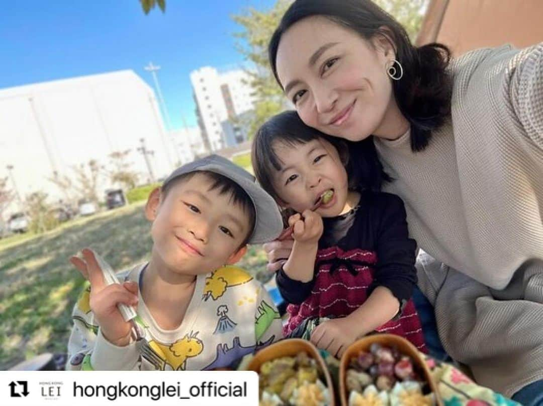 砂賀美希さんのインスタグラム写真 - (砂賀美希Instagram)「【HONG  KONG LEI 子育てコラム最終回です。】 @hongkonglei_official  大好きだった香港を涙ながらにさよならして早４年半。 ご縁あって2018年に長男を出産してから ずっと子育てコラムを書かせてくださった香港レイさんに たくさんの感謝を。  当時の編集長と、 原稿を毎度確認推敲してくださったご担当者の方に、 最後の最後までお手間をかけてしまいました（文字が多すぎた！）  続けてこられたのはお二人の 温かいお言葉とお力あってのことでした。 この場を借りて本当にありがとうございました！  次の場所へ。 「悠々と急げ」という開高健さんの言葉がまた降りてきました。 寂しい気持ちと自分を鼓舞する気持ちを併せ持ち 私が決めた未来へ向かって悠々と急ぎます！ 半年分のコラム、ご覧いただければ嬉しいです。  https://hongkonglei.com/kosodate_miki28/  #Repost @hongkonglei_official with @use.repost ・・・ @hongkonglei_official  Webコラム「モデル砂賀美希の子育ては楽しい?!」第28回は「お久しぶりです、近況とこれから。」（最終回）です。  モデルの砂賀美希さんが香港在住だった2018年から始まったこのコラム。  日本移住が決まった後も、お仕事をしながらお子さん2人の子育てについて隔月で書いていただきました。  妊娠、出産、そしてコロナ禍、家族を守るために食べ物で心身を整えた経験から、発酵養生スープの商品開発、ブランドを立ち上げたそうです。  この5年を振り返りつつ、今後への想いも語られているコラムをぜひお読みください。  https://hongkonglei.com/kosodate_miki28/  #hongkong #hk #column #parenting #model #香港 #子育て #モデル #起業 #発酵 #養生 #スープ #家族 #ママ  #寂しい気持ち #香港レイ #hongkonglei #子育てコラム #子育ての悩み #子育ては楽しい #子育ては自分育て #子育ては己育て #ママの癒し #子育てのヒント #子育て母さん #悠々と急げ #ありがとうございます #子どもが宝物」11月5日 19時20分 - kimiganasu