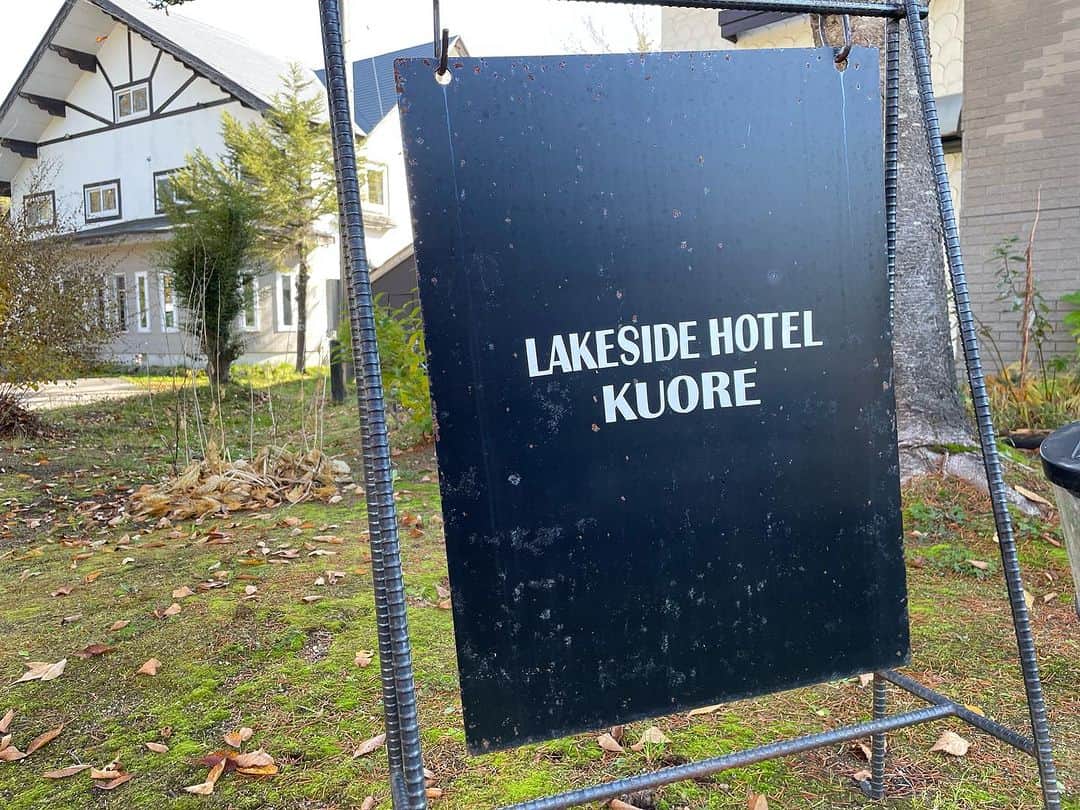 立川理道のインスタグラム：「景色、料理、人柄、全て最高でした。 @lakesidehotels_kuore   ペンションの前は曽原湖、そこから磐梯山を一望。 カヌーやったり焚き火したりサウナしたりサリロズと遊んだり、天気も良かったから夜は星も綺麗に見れた。 ずっと最高の時間を過ごせました。  四季折々の景色を堪能出来るので、次回は湖が凍ってスノーシューしたりワカサギ釣りしたり雪遊びする予定。 @slushi15 @kozinuya  お誘い待ってます。笑」