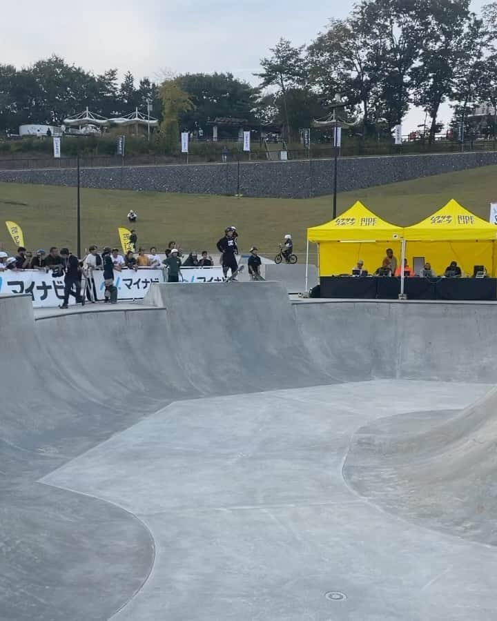 笹岡建介のインスタグラム：「第6回マイナビ日本スケートボード選手権大会 優勝する事が出来ました🔥🔥 いつもサポート、応援して下さってる皆さんありがとうございます🙇🏻‍♂️ これからも目標に向かって頑張って行きます💪🏼💪🏼 宜しくお願いします🤝  @dcshoes_japan @dorcus_tbs @stance_japan @skullcandyjapan @independenttrucks @187killerpads @triple8nyc @stance_japan @hi_5.skatepark  #dcshoesjapan #dcshoes #skullcandyjapan#avex #bells #independenttrucks #triforce_k #hi_5 #dorcus_tbs #6556skateboarding #showgekiskateboards #fivecrossskatepark#13mind#make___#skate#skateboard #instagood #茨城 #優勝」