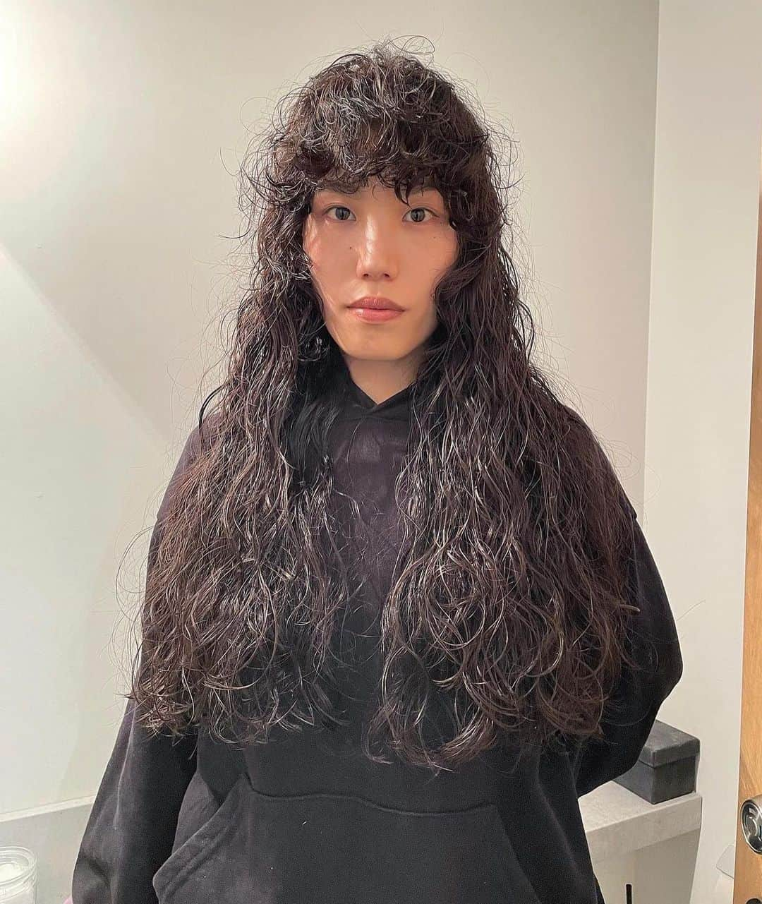 nanukのインスタグラム：「super long perm . hair/ @tepe_nanuk  .  #ロングパーマ#パーマ#パーマヘア#パーマスタイル#パーマカラー#くるくるパーマ#ニュアンスパーマ#スパイラルパーマ#ウェーブパーマ#簡単ヘアアレンジ#ヘアアレンジ#パーマロング #ロングヘアー#ロングスタイル#ロングレイヤー#ロングアレンジ#ドライ#dry#ドライヘアー#dryperm#dryhair#ドライパーマ#渋谷美容室」