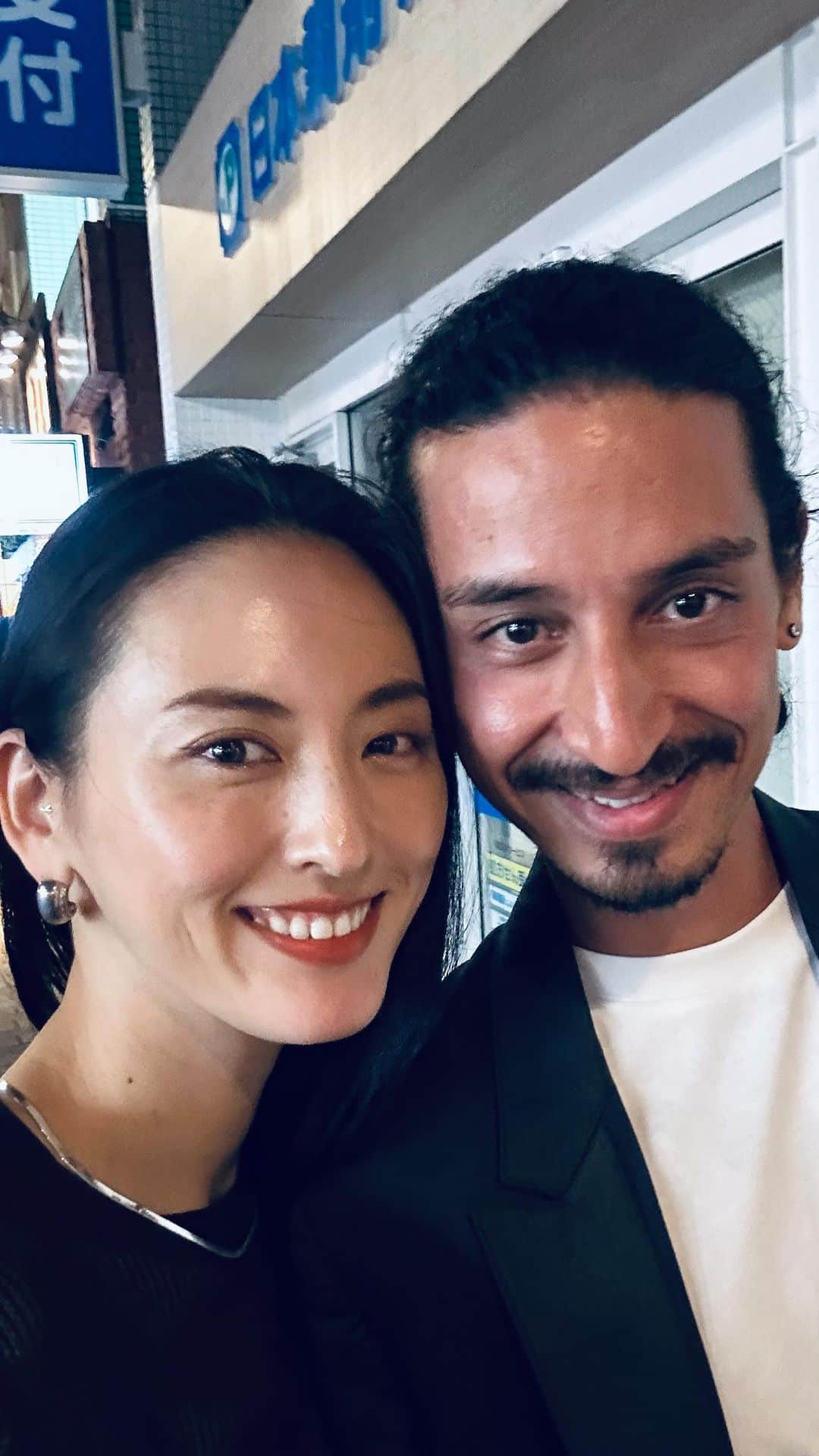 尾形沙耶香のインスタグラム：「家族で過ごす時間 2人で過ごす時間  特別なDinner いつもの食卓  辞典のように分厚くなった 思い出のページを ゆっくりと 一緒にめくる日が 今から待ち遠しい。  お誕生日おめでとう💋  #happybirthdaymylove」