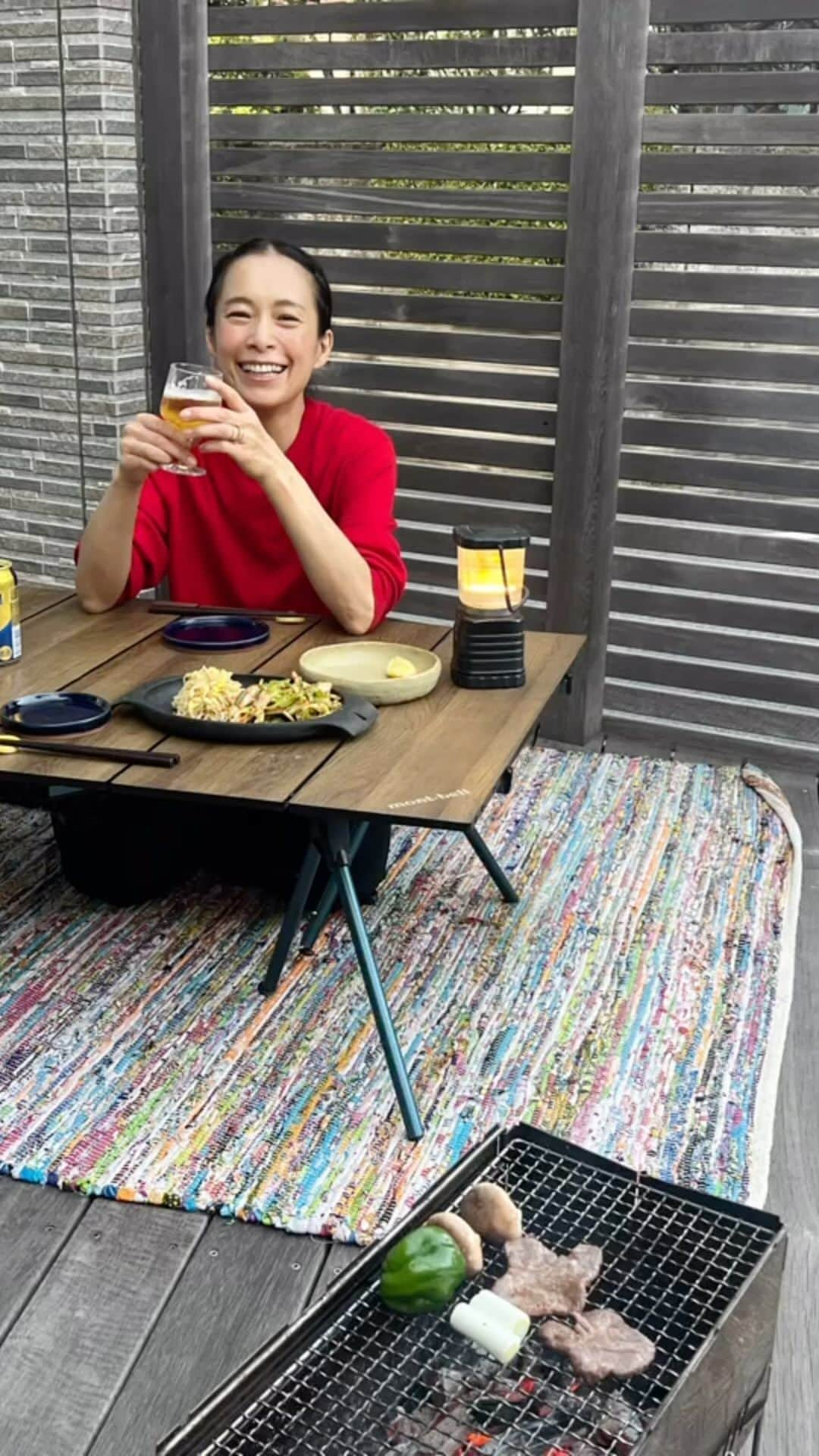 AYUMIのインスタグラム：「お家BBQ🍀 お天気がよくて気持ちがいいので夫とBBQをしていると 子どもが1人2人と帰ってきて家族みんながそろう☺️ ありがとうの時間  #今日という日にも感謝して💫  焚き火台とテーブル　#montbell #AYUMI陶芸」