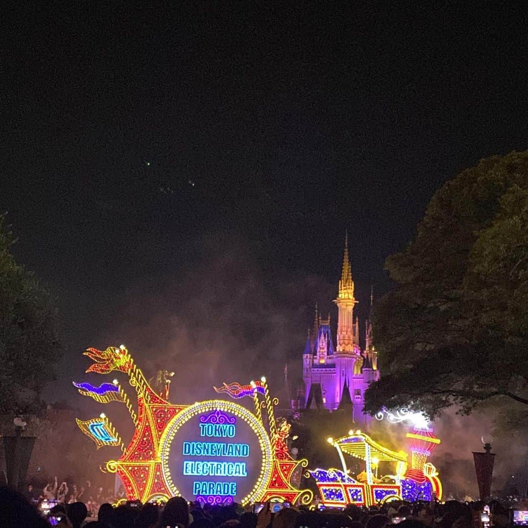 マナさんのインスタグラム写真 - (マナInstagram)「. 何年振りかわから無いほど久々な ディズニーランド🐭🏰♥️ 覚えている限りでは5年位は行ってなかったかな…  連休中日という事もあり 入場から激混み〜💦 飲み物買うのもトイレも！何もかも行列でしたが 開園から閉園まで 私も娘も、友人親子も満喫しました✨  娘はビックサンダーマウンテン⛰️を熱望し乗車。 楽しんだようですが、乗り終わった後は 生まれたての子鹿の脚(ガタガタ)で可愛かった😂 そして、予め打ち合わせして行った 子供達のミニーちゃんの衣装は 本当に可愛くて、見つけやすくて良かったです💖 母達も大学時代のように耳を付けたよ♫ 夜のパレードは懐かしいものもあり、でもバージョンアップもしていて、いちいち感動していました🥹 あんなに混んでいて疲れたのに、また行きたい😂 #ディズニーマジック  . . . . . .#東京ディズニーランド #tdl #ディズニーランド #disney #お出かけ記録 #母娘 #グリーンメンまん」11月5日 19時23分 - ma_anmi