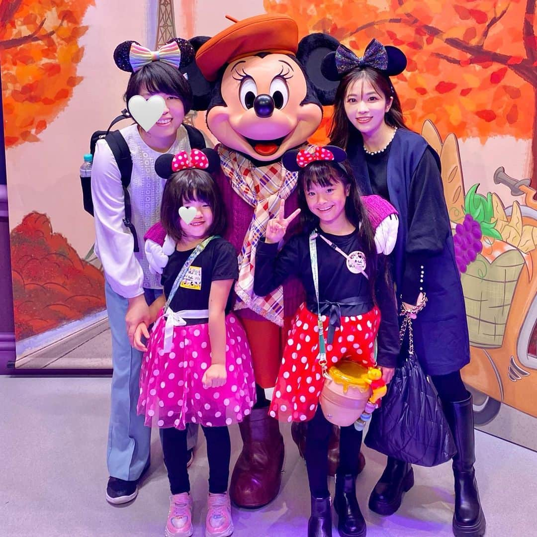 マナさんのインスタグラム写真 - (マナInstagram)「. 何年振りかわから無いほど久々な ディズニーランド🐭🏰♥️ 覚えている限りでは5年位は行ってなかったかな…  連休中日という事もあり 入場から激混み〜💦 飲み物買うのもトイレも！何もかも行列でしたが 開園から閉園まで 私も娘も、友人親子も満喫しました✨  娘はビックサンダーマウンテン⛰️を熱望し乗車。 楽しんだようですが、乗り終わった後は 生まれたての子鹿の脚(ガタガタ)で可愛かった😂 そして、予め打ち合わせして行った 子供達のミニーちゃんの衣装は 本当に可愛くて、見つけやすくて良かったです💖 母達も大学時代のように耳を付けたよ♫ 夜のパレードは懐かしいものもあり、でもバージョンアップもしていて、いちいち感動していました🥹 あんなに混んでいて疲れたのに、また行きたい😂 #ディズニーマジック  . . . . . .#東京ディズニーランド #tdl #ディズニーランド #disney #お出かけ記録 #母娘 #グリーンメンまん」11月5日 19時23分 - ma_anmi