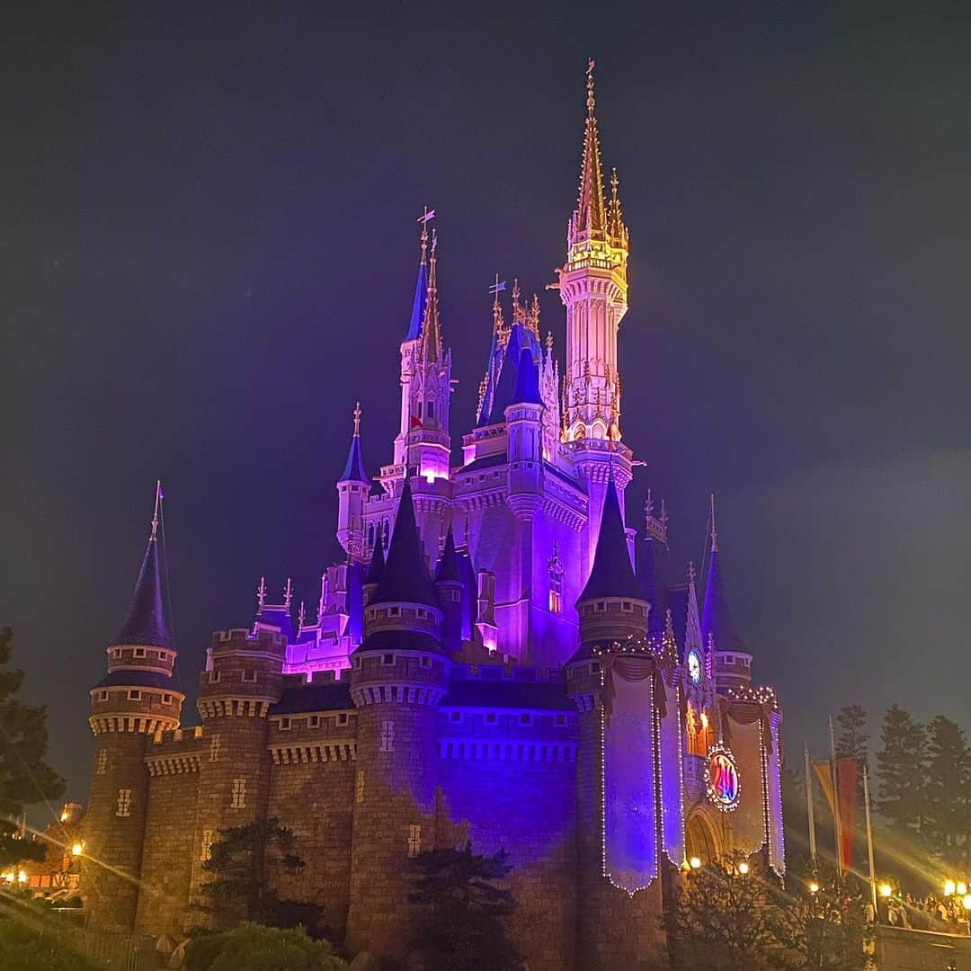 マナのインスタグラム：「. 何年振りかわから無いほど久々な ディズニーランド🐭🏰♥️ 覚えている限りでは5年位は行ってなかったかな…  連休中日という事もあり 入場から激混み〜💦 飲み物買うのもトイレも！何もかも行列でしたが 開園から閉園まで 私も娘も、友人親子も満喫しました✨  娘はビックサンダーマウンテン⛰️を熱望し乗車。 楽しんだようですが、乗り終わった後は 生まれたての子鹿の脚(ガタガタ)で可愛かった😂 そして、予め打ち合わせして行った 子供達のミニーちゃんの衣装は 本当に可愛くて、見つけやすくて良かったです💖 母達も大学時代のように耳を付けたよ♫ 夜のパレードは懐かしいものもあり、でもバージョンアップもしていて、いちいち感動していました🥹 あんなに混んでいて疲れたのに、また行きたい😂 #ディズニーマジック  . . . . . .#東京ディズニーランド #tdl #ディズニーランド #disney #お出かけ記録 #母娘 #グリーンメンまん」