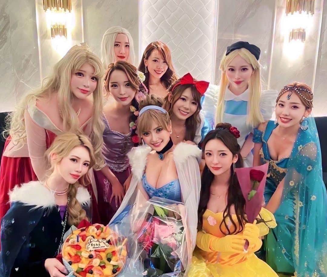 葉月芽生のインスタグラム：「2年間お世話になりました🌈🌈  銀座にきて出逢えた方々に感謝の気持ちでいっぱいです♥️ 今までとは女の子、お客様も全然違って初めての経験や世界に毎日楽しくて本当にあっという間でした  2年前、初めてが多すぎて不安なことだらけだったけど、clubのママさん、他店の黒服さん達、お客様、女の子達も皆本当に温かくて優しく、私が思ってた以上に素敵すぎる街でした✨️ 銀座での経験、そして出会いは一生の宝物💎  成長させてくれた銀座の街がだいすきです。  この経験を活かし、ステップアップしたいと思います✊🏻‪ ̖́-‬ 人生1度きりなら…常に挑戦していきたい‼️  #thankyou」