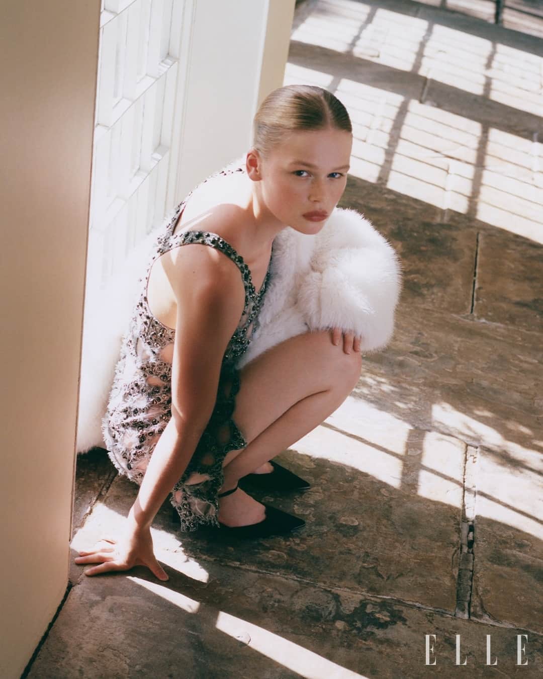 ELLE DKのインスタグラム：「Dress up med funklende smykker, festlige kjoler og sexede miniskirts til vinterens fester – men glem ikke kontrasterne. En grå strik eller et par flade sko kan give dit festlook den perfekte balance. Få inspiration til festgarderoben i det nye nummer af #ELLE med modeserien 'Cocktail hour'.⁠ ⁠ Foto: @aliciawaite_⁠ Styling:@johannaankelhed⁠ Hår: @mayukonakae___⁠ Makeup: @kateoreillymakeup / @maccosmetics⁠ Model: @naja_kirk / @lemanagement⁠ Stylistassistent: @ollywand⁠ Fotoassistenter: @doma_dovgialo og @marcuslister96⁠ Billedbehandling: @artpostlondon⁠ Tak til @worlinghamhall」