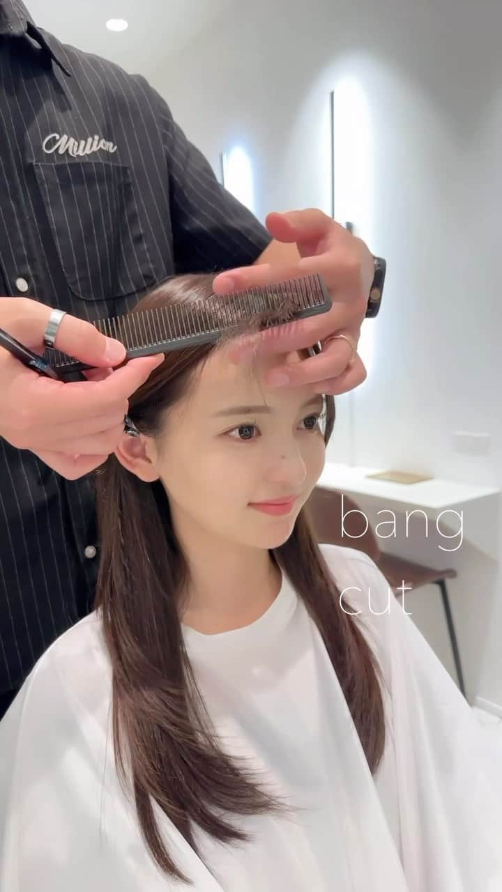 齋藤純也のインスタグラム：「bang cut✂︎  ヘアスタイルと骨格と輪郭に似合うヘアデザインを こだわりながらお客様に合わせて作ります  ✴︎PRICE✴︎ カット✂︎7700円 カラー✂︎7700円  カットなしの場合シャンプーブロー料金+2200円 カラーはトリートメントin処方で圧倒的な艶感と手触りをプラスします。 ブリーチor3Dハイライト施術はプラス7700円です。 パーマ✂︎7700円 トリートメント✂︎種類多数によりカウンセリングで決めさせていただきます。5500円〜11000円 縮毛矯正✂︎17600円、前髪のみは6600円 ・ ネット予約が×の所もお電話かDMで時間調整できますので気軽にご連絡ください！ kelly.表参道本店　A1出口より徒歩45秒 東京都渋谷区神宮前5-2-5 JY表参道ビル２Ｆ kelly. ・ ・ ✔️群馬県伊勢崎市で出勤するスケジュールは隔週水曜日です。 群馬店は料金が異なります、お問い合わせください 群馬のご予約はＤＭまたは ホットペッパービューティーで  kelly. by L.O.G 検索✂︎ 在籍日程が少なくて申し訳ありません。 薬剤は最新のものを揃えました 群馬県伊勢崎市宮前町146-1  #小顔カット#似合わせカット#レイヤーカット #表参道美容室　#ミディアムヘア #サロンモデル  #アッシュ #グレージュ #縮毛矯正  #ボブ  #本庄美容室  #伊勢崎美容室 #太田美容室  #高崎美容室」