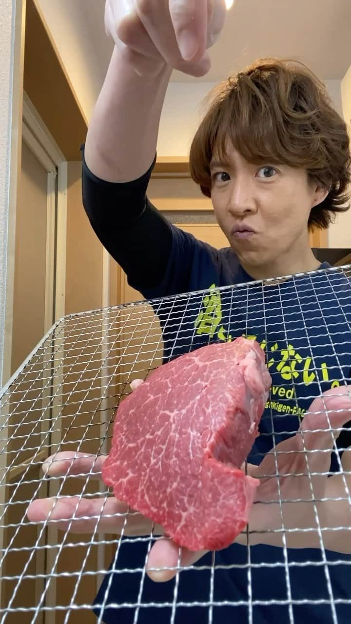 元木敦士のインスタグラム：「休日に肉を喰らう❗️これが最高なんスよ😁😁👌  フリーダムです😁お好きなスタンスで食を😋😋😁  『アメリカ　肉』で検索してたら、 【バターステーキ】にたどり着きました😋😋  塩コショウで完璧ですね😁😁 ※カブリツキ初めての方は切り目入れてね😊  今日もお疲れちゃーん⭐︎😊😊  #ステーキ #PUFFY」