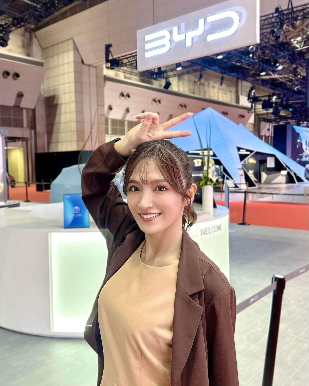 白瀬由莉のインスタグラム：「Japan Mobility Showありがとうございました🚗🛸🚀  車だけじゃなく未来の乗り物や都市、 エネルギーについて勉強になった🛸🛸  ご縁あって何日かいました🚘 終わってからのオフショット🫶🏻  みなさまありがとうございました🫶🏻  明日も素敵な1日を☺️🌈  🌷🧚🏻‍♀️🌻  #japanmobilityshow  #ジャパンモビリティショー  #byd」