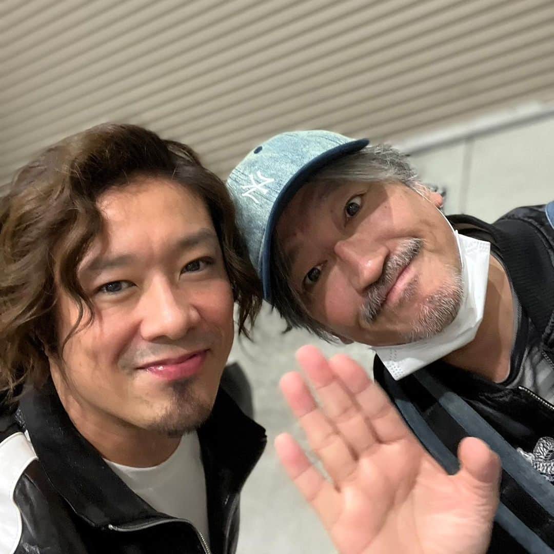 東山義久さんのインスタグラム写真 - (東山義久Instagram)「天翔ける風に  「天翔ける風に」 豊橋大千秋楽を終え  次の日から早速次回作「赤と黒」のリハーサルと DIAMOND☆DOGSの 「Sunshine paradise」のリハーサルに 合流しなんだかんだバタバタしてた  やっとペースも戻って今日は休み  朝からお風呂に浸かりながら「天翔ける風に」を思い出す  初めましても方々も多い中「ちぬの違い」ぶりの 懐かしいスタッフの皆様とそして謝先生。  決まった時からとても楽しみにしてた。  約2カ月、本当の家族の様なカンパニーだった。  何より我が舞台人の母、演出、振付の謝珠栄先生。  TSミュージカルに 2011年に「眠れぬ雪獅子」 2014年に「ちぬの誓い」に主役として抜擢して下さいました。  その頃の自分はダンス主体でやっていたのでなんで俺がミュージカルなの？って思ったことを覚えてます。  そんな僕に 歌、踊り、芝居全部を使ってその役を演じ 生き切りなさいと  テンジン、不動丸と全然違うキャラクターでしたが それは今でも心の中で生きています。  今回の溜水は、 「今まで演じたことがない役どころだと思うけど、アンタ器用やからって誤魔化さないでしっかり生きなさい」  「出来ることだけやってたらアカンよ！」と。  何故かいつも俺には厳しい。。  結果今回の溜水がどうだったのかはわからない。 けどこの役を通して見た景色はとても新鮮で刺激的でした。  日本発のオリジナルミュージカルを 創り続ける労力は途轍もない。  いつまで経っても挑戦し続ける先生は僕にとっての輝きであり日本演劇界にとっての宝石だと。  素晴らしいメンバーと素敵な時を過ごせたこと 先生に観客の皆様に心から感謝してます！  「天翔ける風に」 これにて閉幕です。  皆さん本当にありがとうございました！  #天翔ける風に   #東山義久」11月5日 19時29分 - yoshihisa_higashiyama