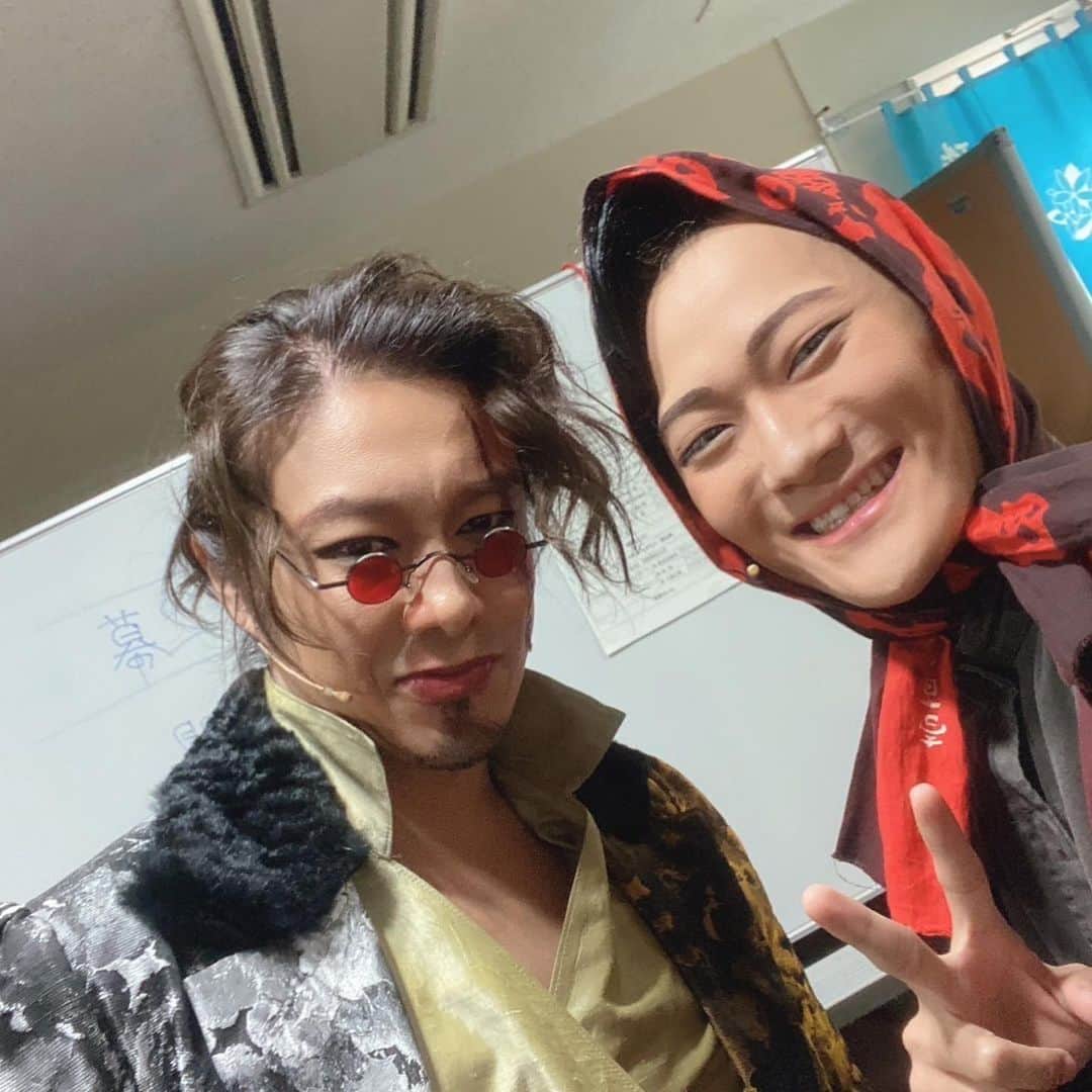 東山義久さんのインスタグラム写真 - (東山義久Instagram)「天翔ける風に  「天翔ける風に」 豊橋大千秋楽を終え  次の日から早速次回作「赤と黒」のリハーサルと DIAMOND☆DOGSの 「Sunshine paradise」のリハーサルに 合流しなんだかんだバタバタしてた  やっとペースも戻って今日は休み  朝からお風呂に浸かりながら「天翔ける風に」を思い出す  初めましても方々も多い中「ちぬの違い」ぶりの 懐かしいスタッフの皆様とそして謝先生。  決まった時からとても楽しみにしてた。  約2カ月、本当の家族の様なカンパニーだった。  何より我が舞台人の母、演出、振付の謝珠栄先生。  TSミュージカルに 2011年に「眠れぬ雪獅子」 2014年に「ちぬの誓い」に主役として抜擢して下さいました。  その頃の自分はダンス主体でやっていたのでなんで俺がミュージカルなの？って思ったことを覚えてます。  そんな僕に 歌、踊り、芝居全部を使ってその役を演じ 生き切りなさいと  テンジン、不動丸と全然違うキャラクターでしたが それは今でも心の中で生きています。  今回の溜水は、 「今まで演じたことがない役どころだと思うけど、アンタ器用やからって誤魔化さないでしっかり生きなさい」  「出来ることだけやってたらアカンよ！」と。  何故かいつも俺には厳しい。。  結果今回の溜水がどうだったのかはわからない。 けどこの役を通して見た景色はとても新鮮で刺激的でした。  日本発のオリジナルミュージカルを 創り続ける労力は途轍もない。  いつまで経っても挑戦し続ける先生は僕にとっての輝きであり日本演劇界にとっての宝石だと。  素晴らしいメンバーと素敵な時を過ごせたこと 先生に観客の皆様に心から感謝してます！  「天翔ける風に」 これにて閉幕です。  皆さん本当にありがとうございました！  #天翔ける風に   #東山義久」11月5日 19時29分 - yoshihisa_higashiyama