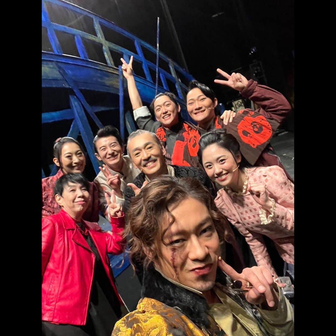 東山義久さんのインスタグラム写真 - (東山義久Instagram)「天翔ける風に  「天翔ける風に」 豊橋大千秋楽を終え  次の日から早速次回作「赤と黒」のリハーサルと DIAMOND☆DOGSの 「Sunshine paradise」のリハーサルに 合流しなんだかんだバタバタしてた  やっとペースも戻って今日は休み  朝からお風呂に浸かりながら「天翔ける風に」を思い出す  初めましても方々も多い中「ちぬの違い」ぶりの 懐かしいスタッフの皆様とそして謝先生。  決まった時からとても楽しみにしてた。  約2カ月、本当の家族の様なカンパニーだった。  何より我が舞台人の母、演出、振付の謝珠栄先生。  TSミュージカルに 2011年に「眠れぬ雪獅子」 2014年に「ちぬの誓い」に主役として抜擢して下さいました。  その頃の自分はダンス主体でやっていたのでなんで俺がミュージカルなの？って思ったことを覚えてます。  そんな僕に 歌、踊り、芝居全部を使ってその役を演じ 生き切りなさいと  テンジン、不動丸と全然違うキャラクターでしたが それは今でも心の中で生きています。  今回の溜水は、 「今まで演じたことがない役どころだと思うけど、アンタ器用やからって誤魔化さないでしっかり生きなさい」  「出来ることだけやってたらアカンよ！」と。  何故かいつも俺には厳しい。。  結果今回の溜水がどうだったのかはわからない。 けどこの役を通して見た景色はとても新鮮で刺激的でした。  日本発のオリジナルミュージカルを 創り続ける労力は途轍もない。  いつまで経っても挑戦し続ける先生は僕にとっての輝きであり日本演劇界にとっての宝石だと。  素晴らしいメンバーと素敵な時を過ごせたこと 先生に観客の皆様に心から感謝してます！  「天翔ける風に」 これにて閉幕です。  皆さん本当にありがとうございました！  #天翔ける風に   #東山義久」11月5日 19時29分 - yoshihisa_higashiyama