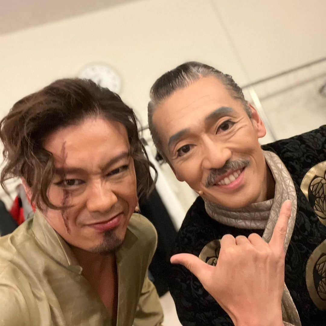 東山義久さんのインスタグラム写真 - (東山義久Instagram)「天翔ける風に  「天翔ける風に」 豊橋大千秋楽を終え  次の日から早速次回作「赤と黒」のリハーサルと DIAMOND☆DOGSの 「Sunshine paradise」のリハーサルに 合流しなんだかんだバタバタしてた  やっとペースも戻って今日は休み  朝からお風呂に浸かりながら「天翔ける風に」を思い出す  初めましても方々も多い中「ちぬの違い」ぶりの 懐かしいスタッフの皆様とそして謝先生。  決まった時からとても楽しみにしてた。  約2カ月、本当の家族の様なカンパニーだった。  何より我が舞台人の母、演出、振付の謝珠栄先生。  TSミュージカルに 2011年に「眠れぬ雪獅子」 2014年に「ちぬの誓い」に主役として抜擢して下さいました。  その頃の自分はダンス主体でやっていたのでなんで俺がミュージカルなの？って思ったことを覚えてます。  そんな僕に 歌、踊り、芝居全部を使ってその役を演じ 生き切りなさいと  テンジン、不動丸と全然違うキャラクターでしたが それは今でも心の中で生きています。  今回の溜水は、 「今まで演じたことがない役どころだと思うけど、アンタ器用やからって誤魔化さないでしっかり生きなさい」  「出来ることだけやってたらアカンよ！」と。  何故かいつも俺には厳しい。。  結果今回の溜水がどうだったのかはわからない。 けどこの役を通して見た景色はとても新鮮で刺激的でした。  日本発のオリジナルミュージカルを 創り続ける労力は途轍もない。  いつまで経っても挑戦し続ける先生は僕にとっての輝きであり日本演劇界にとっての宝石だと。  素晴らしいメンバーと素敵な時を過ごせたこと 先生に観客の皆様に心から感謝してます！  「天翔ける風に」 これにて閉幕です。  皆さん本当にありがとうございました！  #天翔ける風に   #東山義久」11月5日 19時29分 - yoshihisa_higashiyama