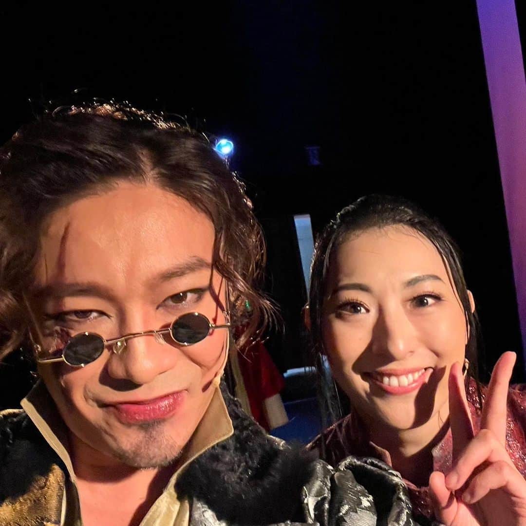 東山義久さんのインスタグラム写真 - (東山義久Instagram)「天翔ける風に  「天翔ける風に」 豊橋大千秋楽を終え  次の日から早速次回作「赤と黒」のリハーサルと DIAMOND☆DOGSの 「Sunshine paradise」のリハーサルに 合流しなんだかんだバタバタしてた  やっとペースも戻って今日は休み  朝からお風呂に浸かりながら「天翔ける風に」を思い出す  初めましても方々も多い中「ちぬの違い」ぶりの 懐かしいスタッフの皆様とそして謝先生。  決まった時からとても楽しみにしてた。  約2カ月、本当の家族の様なカンパニーだった。  何より我が舞台人の母、演出、振付の謝珠栄先生。  TSミュージカルに 2011年に「眠れぬ雪獅子」 2014年に「ちぬの誓い」に主役として抜擢して下さいました。  その頃の自分はダンス主体でやっていたのでなんで俺がミュージカルなの？って思ったことを覚えてます。  そんな僕に 歌、踊り、芝居全部を使ってその役を演じ 生き切りなさいと  テンジン、不動丸と全然違うキャラクターでしたが それは今でも心の中で生きています。  今回の溜水は、 「今まで演じたことがない役どころだと思うけど、アンタ器用やからって誤魔化さないでしっかり生きなさい」  「出来ることだけやってたらアカンよ！」と。  何故かいつも俺には厳しい。。  結果今回の溜水がどうだったのかはわからない。 けどこの役を通して見た景色はとても新鮮で刺激的でした。  日本発のオリジナルミュージカルを 創り続ける労力は途轍もない。  いつまで経っても挑戦し続ける先生は僕にとっての輝きであり日本演劇界にとっての宝石だと。  素晴らしいメンバーと素敵な時を過ごせたこと 先生に観客の皆様に心から感謝してます！  「天翔ける風に」 これにて閉幕です。  皆さん本当にありがとうございました！  #天翔ける風に   #東山義久」11月5日 19時29分 - yoshihisa_higashiyama
