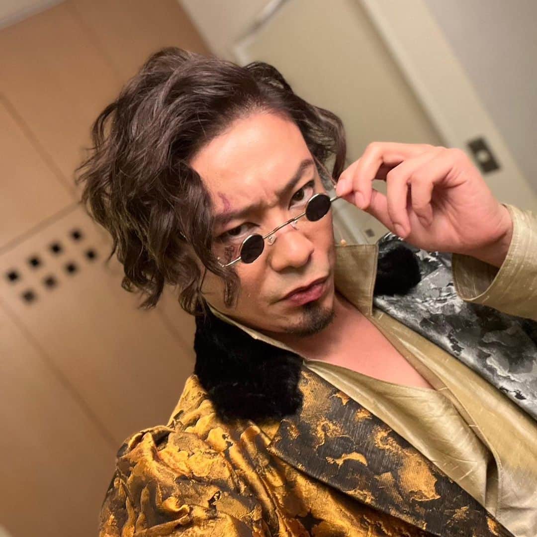 東山義久さんのインスタグラム写真 - (東山義久Instagram)「天翔ける風に  「天翔ける風に」 豊橋大千秋楽を終え  次の日から早速次回作「赤と黒」のリハーサルと DIAMOND☆DOGSの 「Sunshine paradise」のリハーサルに 合流しなんだかんだバタバタしてた  やっとペースも戻って今日は休み  朝からお風呂に浸かりながら「天翔ける風に」を思い出す  初めましても方々も多い中「ちぬの違い」ぶりの 懐かしいスタッフの皆様とそして謝先生。  決まった時からとても楽しみにしてた。  約2カ月、本当の家族の様なカンパニーだった。  何より我が舞台人の母、演出、振付の謝珠栄先生。  TSミュージカルに 2011年に「眠れぬ雪獅子」 2014年に「ちぬの誓い」に主役として抜擢して下さいました。  その頃の自分はダンス主体でやっていたのでなんで俺がミュージカルなの？って思ったことを覚えてます。  そんな僕に 歌、踊り、芝居全部を使ってその役を演じ 生き切りなさいと  テンジン、不動丸と全然違うキャラクターでしたが それは今でも心の中で生きています。  今回の溜水は、 「今まで演じたことがない役どころだと思うけど、アンタ器用やからって誤魔化さないでしっかり生きなさい」  「出来ることだけやってたらアカンよ！」と。  何故かいつも俺には厳しい。。  結果今回の溜水がどうだったのかはわからない。 けどこの役を通して見た景色はとても新鮮で刺激的でした。  日本発のオリジナルミュージカルを 創り続ける労力は途轍もない。  いつまで経っても挑戦し続ける先生は僕にとっての輝きであり日本演劇界にとっての宝石だと。  素晴らしいメンバーと素敵な時を過ごせたこと 先生に観客の皆様に心から感謝してます！  「天翔ける風に」 これにて閉幕です。  皆さん本当にありがとうございました！  #天翔ける風に   #東山義久」11月5日 19時29分 - yoshihisa_higashiyama