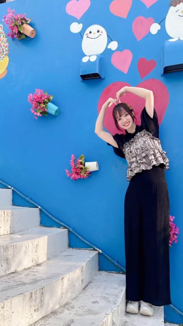 石井奏美のインスタグラム：「🌺ウミカジテラス🌺  那覇空港からアクセスしやすい 瀬長島にあるウミカジテラス🏝️  魅力的なお店が沢山で 壁にあるアートも可愛かったです🎨  #沖縄#沖縄旅#沖縄旅行#沖縄グルメ#瀬長島#瀬長島ウミカジテラス#ウミカジテラス#okinawatrip#okinawa#japan #japantrip#japantravel」
