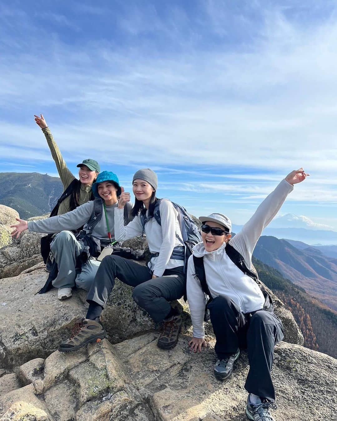 蒼葉えるのインスタグラム：「#えるの初めて Vol.3 「登山」⛰️  今年の目標の一つとして掲げていた登山。 たまたま現場が一緒になった @_miki___k に ぽろっとそれを話したら行こう！と すぐに予定を立ててくれた。  今回トライしたのは山梨県にある瑞牆山(みずがきやま) という高さ2230mの岩肌が魅力的なお山さん。  スーパー初心者のわたしは道中、 山道というより岩道に近い道を進みながら 「先生、これは登山じゃなく岩登りです！ 初心者コースじゃありません！！」と5回は叫んだ。  しかし、 その逞しい背中でぐんぐんと岩道を進んで行く先生の姿は 本当に格好良く、下山までの経路とタイムを確認しながら 3人を引っ張って行ってくれた @_miki___k 。  その後ろにはラジオのごとく喋り続ける体力お化け @akane28_98 が続き、三半規管弱い芸人の わたしとみらのは喋りたい気持ちを抑えつつ、 「あかね、すごいな」と多分これも5回は呟き合った。 山道に明るく響くあかねラジオの音があったから しんどいという気持ちも忘れて黙々と登れた。  足取りが軽やかな二人の後ろで えるが置いてけぼりにならないように、 わたしの後ろに付いていてくれた @mila_sfc5 。 様子を見ながら「大丈夫？休憩しよっか？みんなちょっと待ってー！」「急がなくていいよ！ゆっくり、ゆっくり、呼吸整えて行こう」と何度もかけてくれた静かな声に、 ギリギリまで我慢してしまうわたしも素直に甘えられた。  体力まじで無いし山登り向いてないかも、 と思っていたけれどこのナイスな3人のお陰で 道中も山頂もとっても美しい景色を堪能できて、 最高に満足！幸せな一日だった！  ありがとう♾️を カワイイモデルズに贈ります。完  #ナンバーエイトアウトドア部」