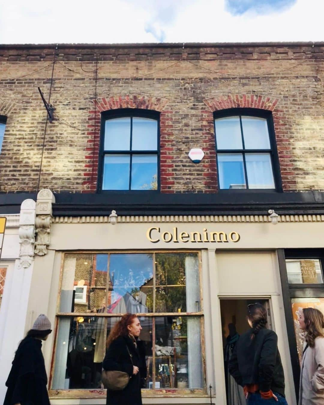 コレニモのインスタグラム：「Wow beautiful sunny day! #columbiaroadflowermarket is full swing 💞 #colenimo #columbiaroad」