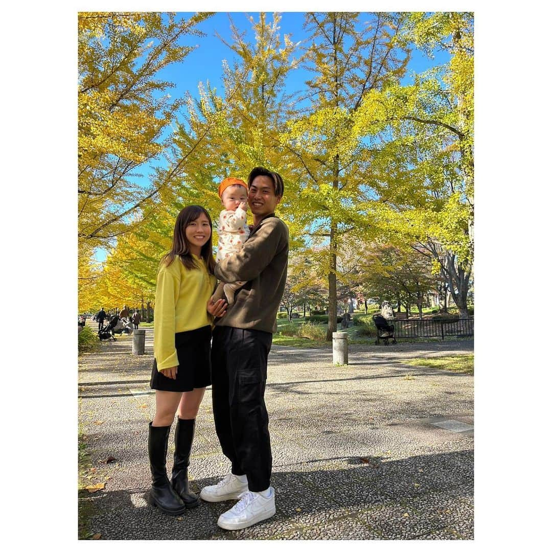 八坂芽依さんのインスタグラム写真 - (八坂芽依Instagram)「イチョウ並木💛in天童 去年は行きそびれたのでっ笑 綺麗はとても綺麗なんだけど、コバエ🪰やばくて はらいながら歩いてました笑 来年はコバエがおらんイチョウ並木楽しみっ🐝 #家族写真 #イチョウ並木 #天童 #山形紅葉スポット  #天童市」11月5日 19時31分 - yasakamei_28