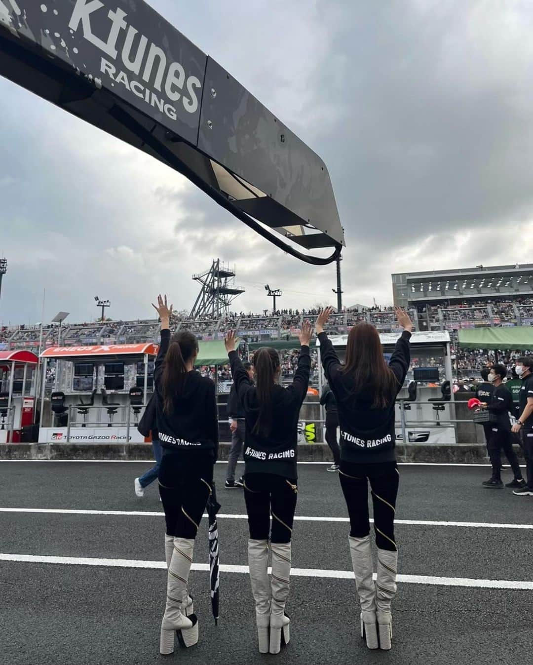 花乃衣美優さんのインスタグラム写真 - (花乃衣美優Instagram)「SUPER GT Rd.8 茂木最終戦  96号車は5位でチェッカーを受けました✨  1年間、96号車 Ktunes racingへ熱い応援をありがとうございました！！  10周年という記念すべき年に、WinGとして起用して頂いてチームの皆様と一緒に応援出来た事、とても嬉しかったです🫶🏻️🖤  そして、卒業式もして頂きました！ 今シーズン、WinGとしての私を応援してくれたみんな、本当に1年間ありがとう(*´ `*) 毎戦横断幕も設置してくれて嬉しかったです🥹✨  私は"日本レースクイーン大賞"に挑戦しているので、目指している【メディバンネップリ賞】受賞をしてオートサロンのステージでまたこのコスチュームを着れる様に、そして10周年という記念すべき年にチームに賞を持って帰れる様に全力で頑張ります✊🏻 ̖́-  1年間応援をありがとうございました！ また来シーズンのSUPER GTも楽しみましょう🏎💨  #ktunesracing #96 #96号車 #岡山 #岡山トヨペット  #supergt #sgt #lexus #🍑 #rq #レースクイーン #花乃衣美優 #2023wing #wing #コスチューム #supergt2023 #日本レースクイーン大賞」11月5日 19時31分 - hananoi_miyu