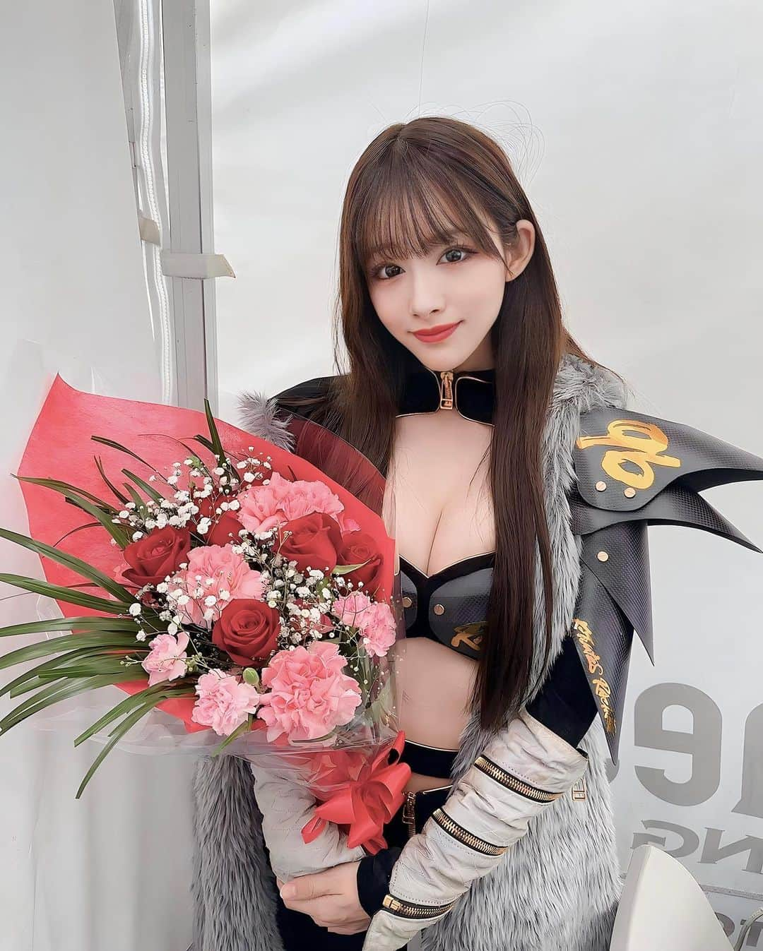 花乃衣美優のインスタグラム：「SUPER GT Rd.8 茂木最終戦  96号車は5位でチェッカーを受けました✨  1年間、96号車 Ktunes racingへ熱い応援をありがとうございました！！  10周年という記念すべき年に、WinGとして起用して頂いてチームの皆様と一緒に応援出来た事、とても嬉しかったです🫶🏻️🖤  そして、卒業式もして頂きました！ 今シーズン、WinGとしての私を応援してくれたみんな、本当に1年間ありがとう(*´ `*) 毎戦横断幕も設置してくれて嬉しかったです🥹✨  私は"日本レースクイーン大賞"に挑戦しているので、目指している【メディバンネップリ賞】受賞をしてオートサロンのステージでまたこのコスチュームを着れる様に、そして10周年という記念すべき年にチームに賞を持って帰れる様に全力で頑張ります✊🏻 ̖́-  1年間応援をありがとうございました！ また来シーズンのSUPER GTも楽しみましょう🏎💨  #ktunesracing #96 #96号車 #岡山 #岡山トヨペット  #supergt #sgt #lexus #🍑 #rq #レースクイーン #花乃衣美優 #2023wing #wing #コスチューム #supergt2023 #日本レースクイーン大賞」