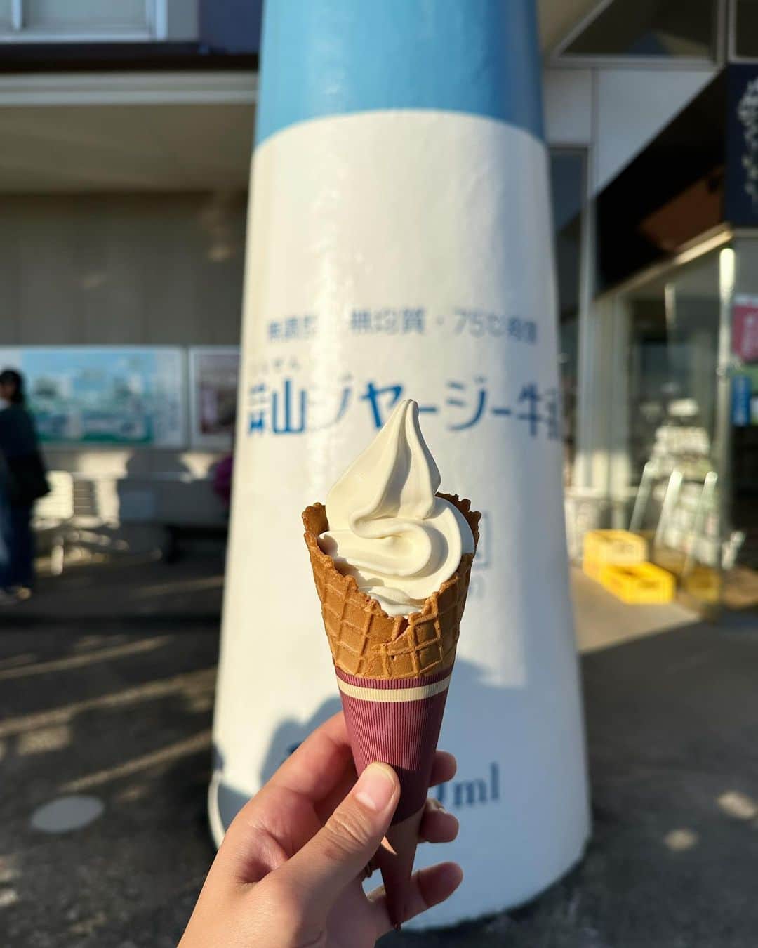 DJみそしるとMCごはんのインスタグラム：「空港への帰り道にジャージーランドに寄ってもらい、 和田さん @devicegirls の推しヨーグルトを箱買い！ 乳製品だけではなく、ジャージー牛のソーセージやお肉も販売されていて、ふだんなかなか目にすることがないので買って帰ってきました。　  先日、ウシノヒロバ @chibaushinohiroba とのコラボで酪農についてのラップができたばかりなので、酪農がさかんな蒜山でいろいろ見たりお話が聞けてよかった！🐮 今日のライブでも、出来たてほやほやの曲を歌いました。この曲は、後日皆さんに聴いていただけるよう準備していきます♩  地元のこどもたちに聞いたら、毎日給食でジャージー牛乳を飲んでるそう！！わー！  ソフトクリームは、アイスというか生クリームみたいにふわっとしていて、余計な甘さをつけずジャージー牛乳の濃さが味わえました！」