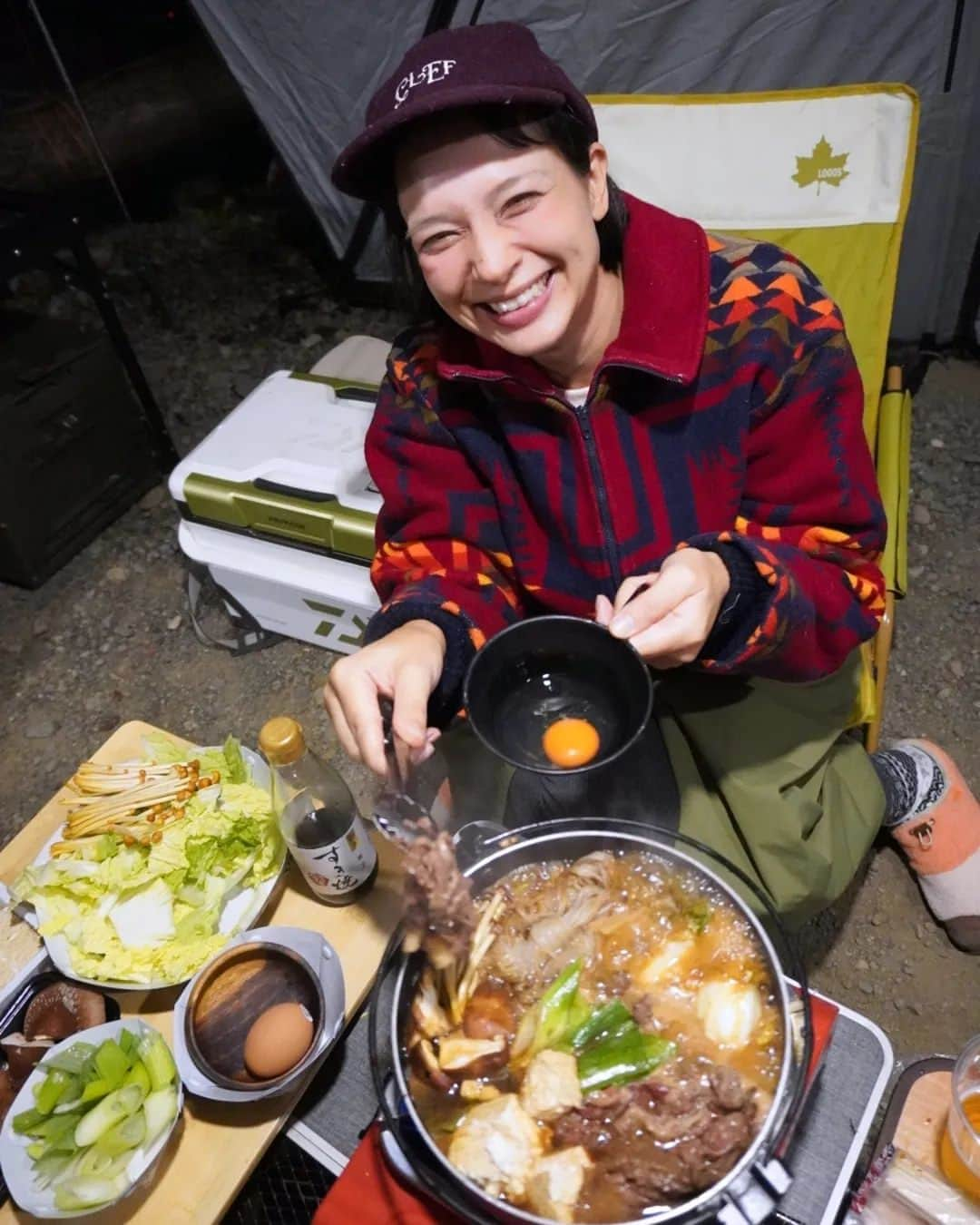 芳美リンのインスタグラム：「キャンプですき焼きー♡ しかも、お友達が仕入れてきてくれた、 美味しい馬肉で🐴 最高すぎ！＼(^o^)／  私は、こないだのキャンプでも活躍した、 レシピ拘りの美食卵持参。　　  卵の色からして違う！美味しい！と大好評でした。  美味しいすき焼きには、美味しい卵が必須ですな。 馬肉があっさりなので、濃厚な卵との相性は抜群。  ラナちゃんは、動物性タンパク質をあまり食べてくれないのですが、この卵で作ると卵焼きも目玉焼きも食べてくれます。 グルメすぎて困るな〜。（笑）  #レシピ拘りの美食卵　 #キャンプ飯#アウトドアメニュー#馬肉すき焼き #馬すき#青野原野呂ロッジキャンプ場#アウトドア女子#ファミリーキャンプ」