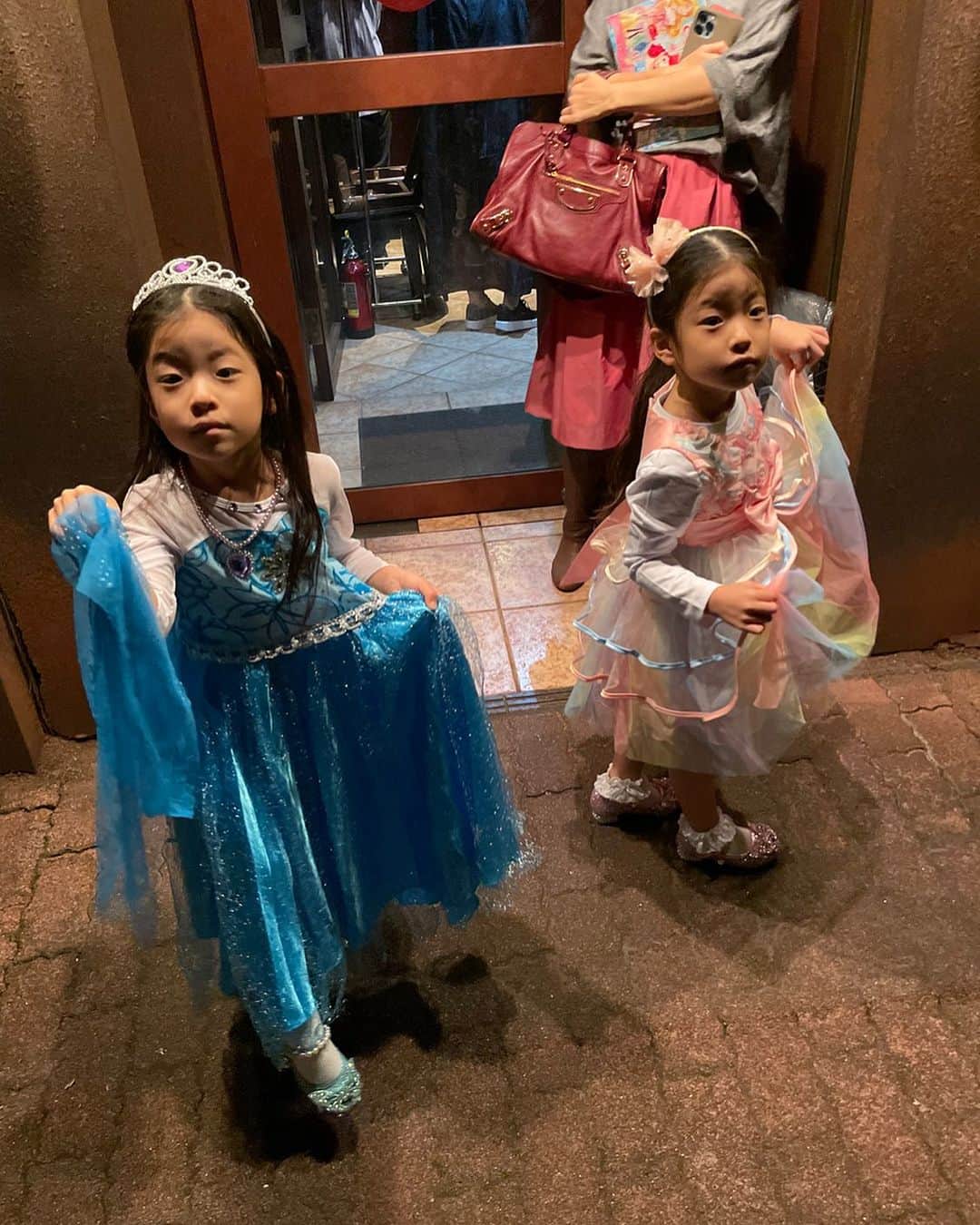 DJ TAROのインスタグラム：「最近は自分たちでお洋服を決める双子さん 食事に行こうと言ったら この装い… ドレスです😁 #毎日がハロウィン」