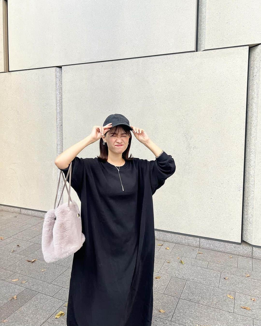 吉田奈央のインスタグラム：「ゆるっとカジュアルday👟♡  久しぶりにキャップかぶって ラフな一日でした🫡  そんな日に @andit_official_web のワンピースが 着心地良くて大活躍でした🩵  裏起毛だしなにより温かいのよ😍  2023/11/04 22:00 ～ 2023/11/05 23:59 and it_ マラソン26時間限定 【40％OFF】クーポンやってるよ✨  #PR#andit#アンドイット#大人コーデ#カジュアルコーデ#キャップコーデ#公園コーデ」