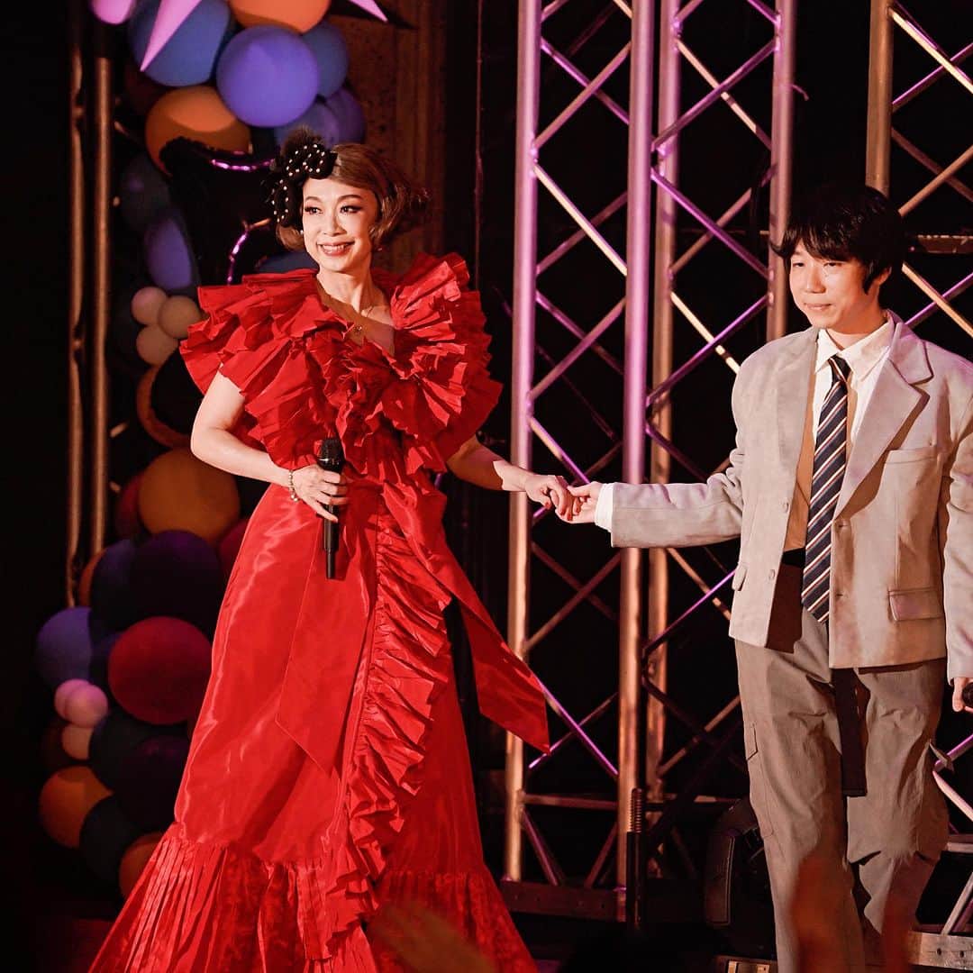 野宮真貴さんのインスタグラム写真 - (野宮真貴Instagram)「. 昨日の『ザ・ナイトテン４』盛り上がりました！ みんな笑顔でハッピーな時間でした✨ ナイトテンポありがとう😊  アイドルの皆さんの親衛隊の応援が素晴らしかった！ 最後に「まきちゃんコール」もありがとう😭嬉しいものですね💕  「東京は夜の七時」と「スウィート・ソウル・レヴュー」 Night Tempo Mixをミニスカバージョンでお届けしました♪  音楽は時代を越えるね⚡️  @nighttempo @kameda_kamera @yuyuhayami @iyo14_official @funnyfacefunny @fancylabo @jwave_live @jwave813   photo @kamiiisaka  #ザナイトテン4#jwave#日比谷野外音楽堂#NightTempo#亀田誠治#早見優#松本伊代#渡辺満里奈#ファンシーラボ#市川美織#矢川葵#野宮真貴#missmakinomiya」11月5日 19時33分 - missmakinomiya