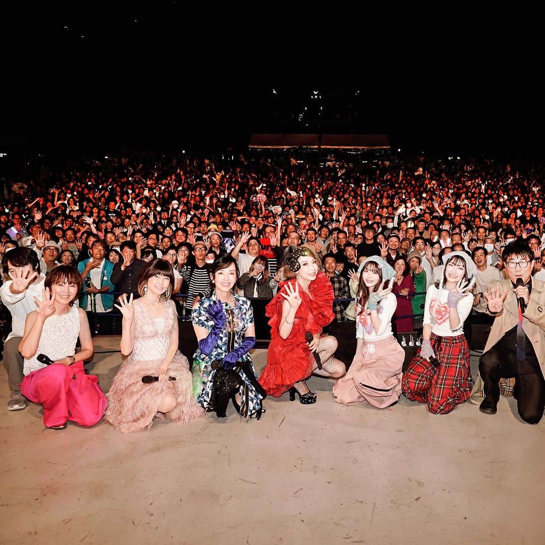 野宮真貴さんのインスタグラム写真 - (野宮真貴Instagram)「. 昨日の『ザ・ナイトテン４』盛り上がりました！ みんな笑顔でハッピーな時間でした✨ ナイトテンポありがとう😊  アイドルの皆さんの親衛隊の応援が素晴らしかった！ 最後に「まきちゃんコール」もありがとう😭嬉しいものですね💕  「東京は夜の七時」と「スウィート・ソウル・レヴュー」 Night Tempo Mixをミニスカバージョンでお届けしました♪  音楽は時代を越えるね⚡️  @nighttempo @kameda_kamera @yuyuhayami @iyo14_official @funnyfacefunny @fancylabo @jwave_live @jwave813   photo @kamiiisaka  #ザナイトテン4#jwave#日比谷野外音楽堂#NightTempo#亀田誠治#早見優#松本伊代#渡辺満里奈#ファンシーラボ#市川美織#矢川葵#野宮真貴#missmakinomiya」11月5日 19時33分 - missmakinomiya