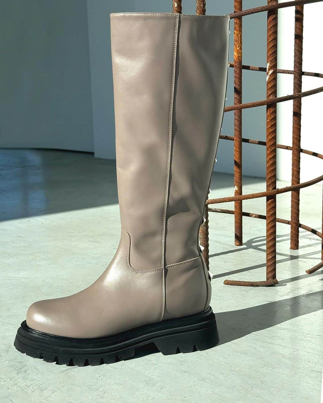 ジャンカルロパオリのインスタグラム：「Morning light in style. Hi Top Combat Boots available on our website. Join now 20% off at checkout.  #GiancarloPaoli #FallWinter23 #Shoes #Woman #Collection」