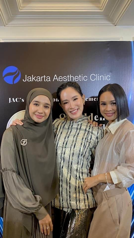 ラウディアシンシアベラのインスタグラム：「بِسْمِ اللَّهِ  Congrats dokterKu @dr_oliviaong & @jakartaaestheticclinic atas penghargaan Golden Record Award yang ke-8 kalinya, ikut bahagia dan bangga jadi bagian keluarga JAC🤗  Alhamdulillah, sudah 7 tahun menjadi bagian dari keluarga @jakartaaestheticclinic dan happy banget setiap ada treatment baru aku selalu dikabarin sama Dokter Oliv & Team JAC. Apalagi saat ada treatment baru Exosome Hair dan Exosome Face, aku excited banget untuk coba treatmentnya.. Dan MasyaAllah, setelah 2 kali treatment untuk Exosome Hair hasilnya sudah keliatan loh🤭 Semoga ALLAH jaga🩷 Makasih ya dok @dr_oliviaong selalu ingetin aku penting nya menjaga dan merawat semuaaa.  Dok bilang kalau kita semangat menjaganya dengan Treatment akan  mempengaruhi mood kita menjalani aktifitas loohh..   Yuuk semangat treatment yuukk!!!   Seneng bisa reunian sama @stephaniejeesh dan Mba Meiii @mayrariarty  ❤️🍉」