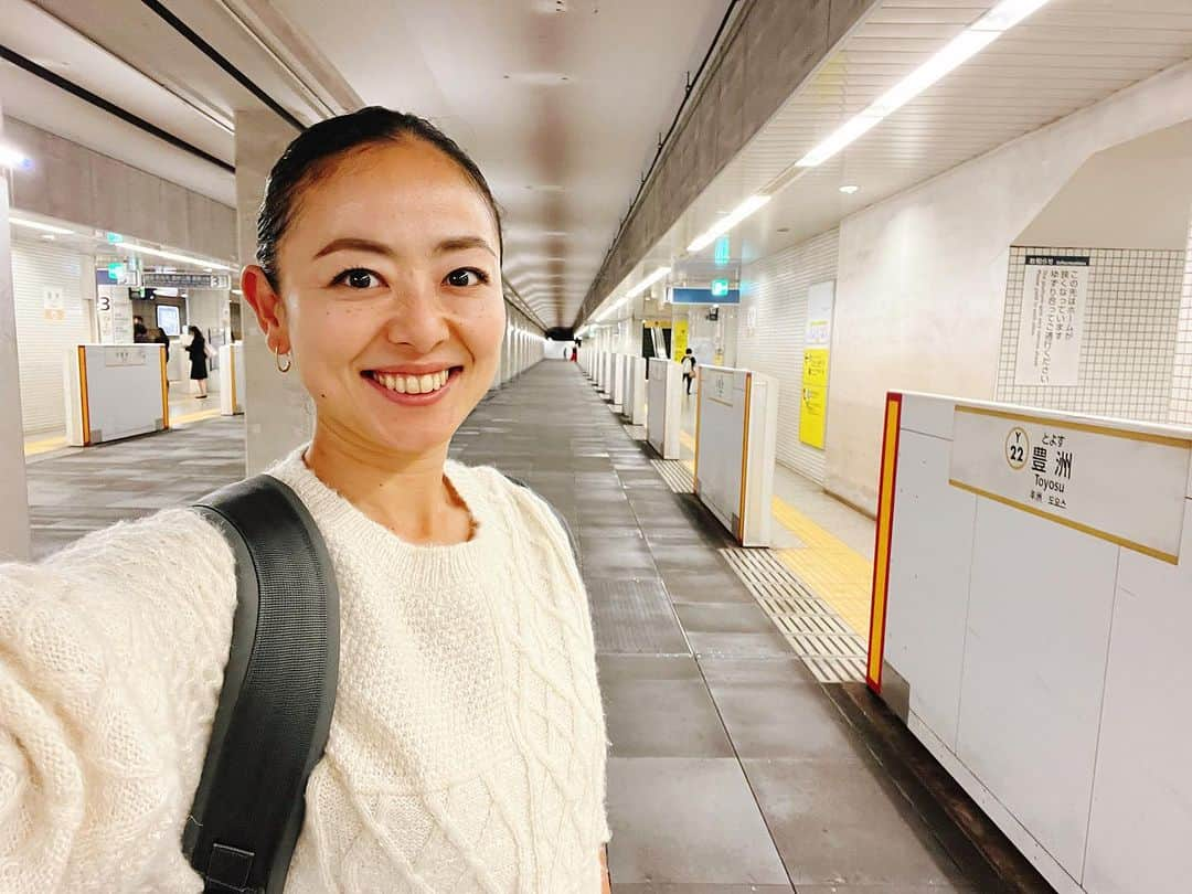 高松いくのインスタグラム：「🚃🚃🚃🚃🚃  (　ﾟдﾟ)❗️❗️伝わるだろうか‼️⁉️  立つ位置もうちょっとズレなきゃ 繋がってるのわからないかなーーー(悔しいw)  私が今立っているところ(　ﾟдﾟ)おかしい（笑）  元、線路🛤️  改札口入って、 行きたい方向と違う階段降りちゃって 戻ろうとしたら 繋がってた。  久しぶりに豊洲行ったら  こんなことになってた  え？？？ってなって、ニヤってなってしまった（笑）  おもわず記念写真撮ってしまった🤣  東京生まれ東京育ちにはもはや手に負えない  知らない東京になっている（笑）  テンション上がってる顔してる(￣▽￣)  それにしても 11月の夜の帰り道 セーター1枚なのに、暑い🥵 どうなってる #気温　  #豊洲  #浦島太郎状態  #東京  #東京生まれ東京育ち  #もはや #通用しない  #tokyo #記念写真 笑」