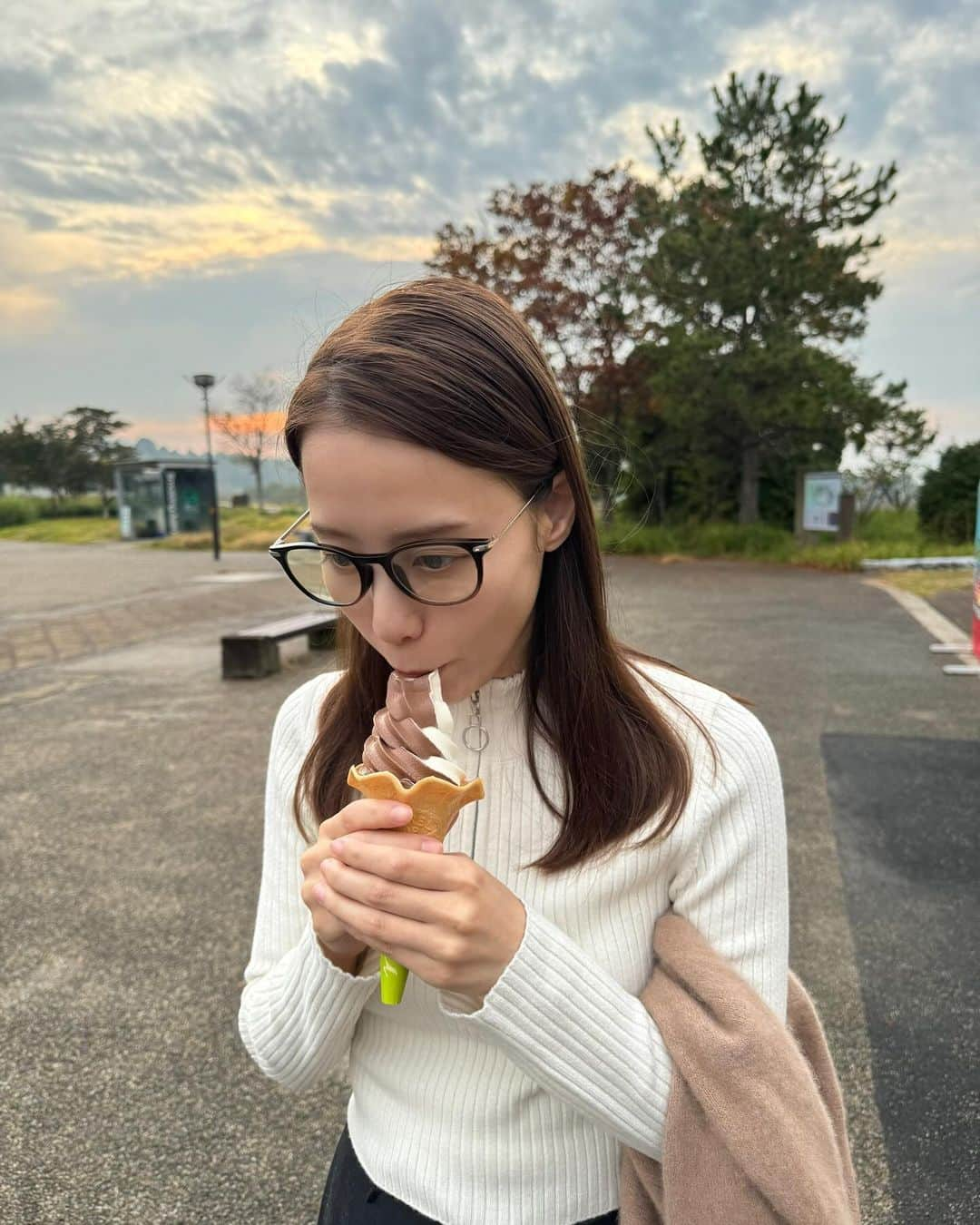 綱島恵里香さんのインスタグラム写真 - (綱島恵里香Instagram)「🍦はなるべくミックスで♡ 👓..GUなんだよ！かわいい . . #photography#photo#camera#instagood#instalike#diarygram#lifeinjapan#beautiful#beauty#ootd#instagood#instalike#model#ootn#cordinate#code#팔로우미#얼스타그램#コーデ #モデル#女優##写真#カメラ#ポートレート#japan #gu」11月5日 19時38分 - tsunashima.erika