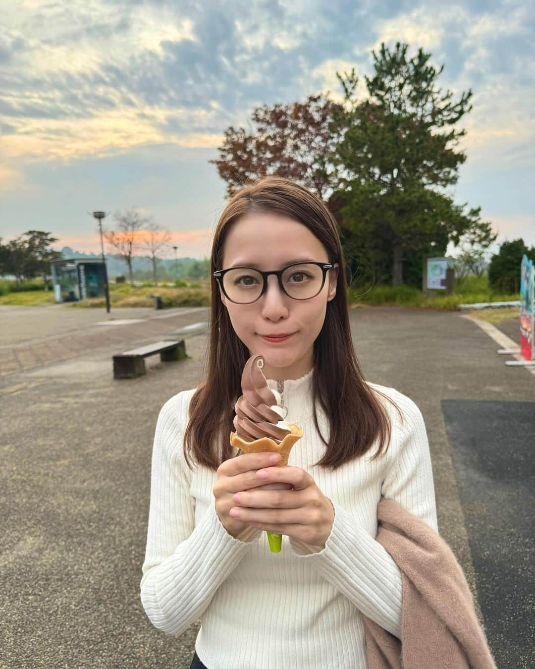 綱島恵里香のインスタグラム：「🍦はなるべくミックスで♡ 👓..GUなんだよ！かわいい . . #photography#photo#camera#instagood#instalike#diarygram#lifeinjapan#beautiful#beauty#ootd#instagood#instalike#model#ootn#cordinate#code#팔로우미#얼스타그램#コーデ #モデル#女優##写真#カメラ#ポートレート#japan #gu」