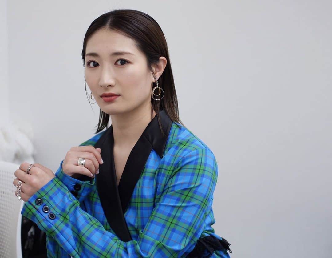 武田梨奈さんのインスタグラム写真 - (武田梨奈Instagram)「🍿 撮ってもらった後に気付いた。お口の周りよ……。 まるでラメのように付いてるのでお洒落ってことで良いですか？🫡（※キャラメルポップコーンが美味しくて手が止まらなかった証拠です）  さて、『インファナル・アフェア4K』公開初日トークイベントにお越し頂いた皆さんありがとうございました。映画でお客さんと繋がる時間、劇場の独特な空気に包まれながら楽しい時間でした。 現在私も映画の現場を行き来しながら、東京国際映画祭や香港映画祭に足を運び上映とトークイベントを観て刺激を貰ってます。フィリピンチームのQ&Aでお客さんが「ラストのシーンはどういう意味が含まれてますか？」という質問に対し、監督と各プロデューサーはそれぞれ違う回答をされていたのが印象的でした；） 「それぞれの解釈で良い」 受け取り方は人それぞれであって、感じ方も作り方も、まさに人それぞれ。感性というものは果てしなく面白いなと、映画にいつも気付かされる次第であります。 Each to thier own! That's interesting!」11月5日 19時40分 - rinatakeda615