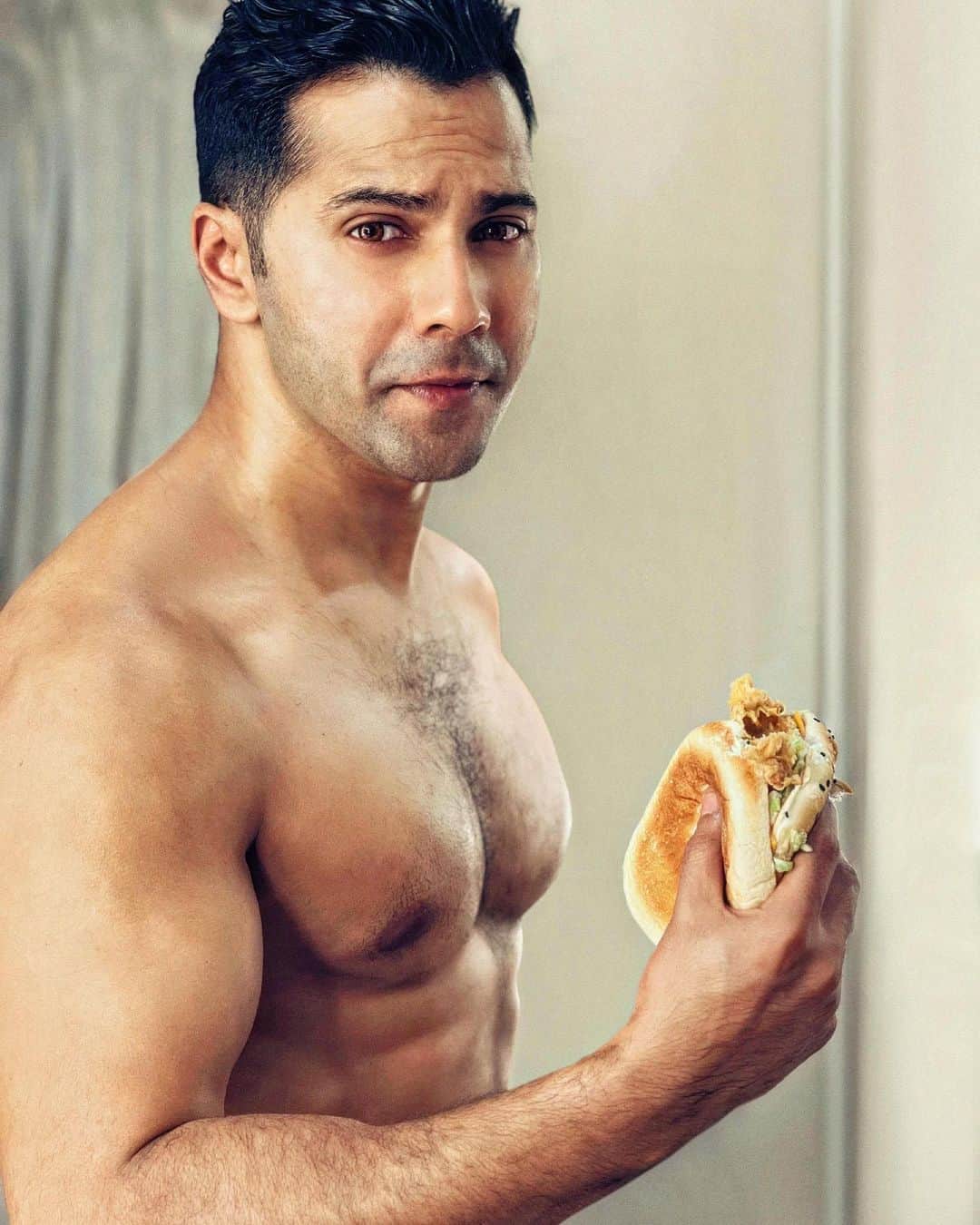 Varun Dhawanのインスタグラム：「Sunday= cheat meals A lot of hardwork went into earning this burger 🍔. Match dekho burger khaoo」