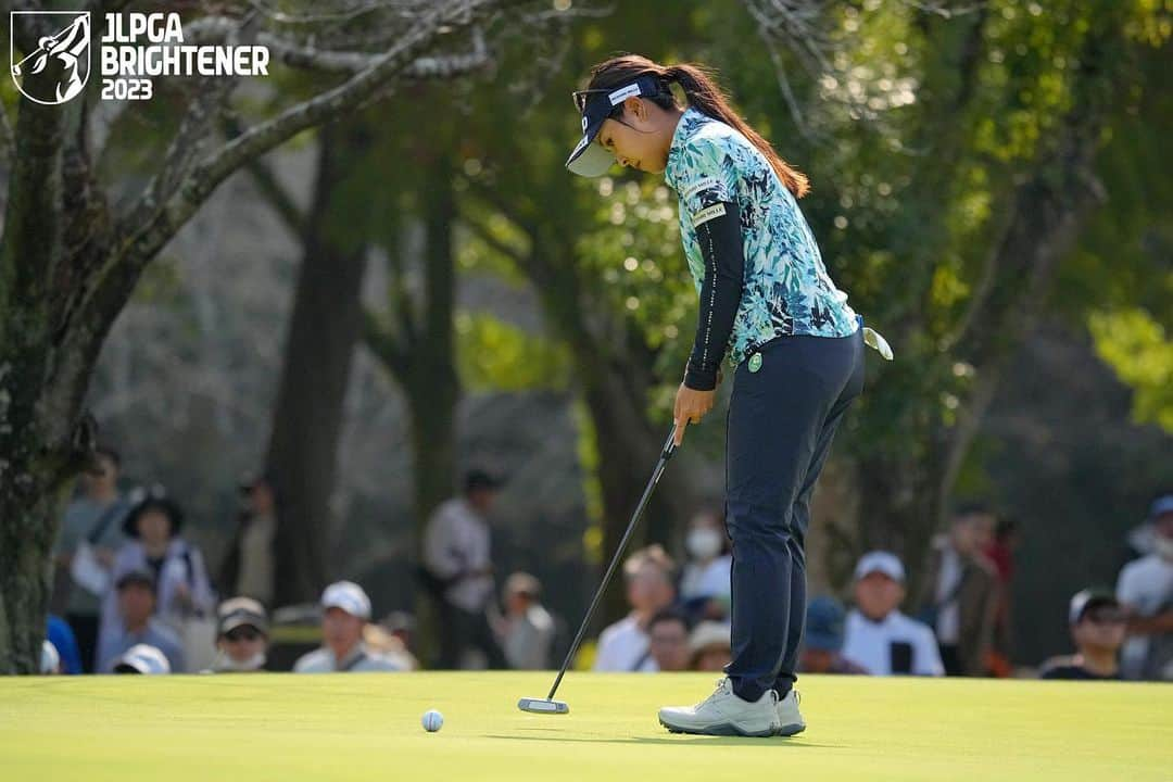 青木瀬令奈さんのインスタグラム写真 - (青木瀬令奈Instagram)「. TOTO JAPAN CLASSIC⛳️ 応援ありがとうございました😊⛳️ . #totojapanclassic  #太平洋クラブ美野里コース  . もう少し。 ひとつひとつ悔しいところはありますが おかげさまで久しぶりのTOP10入りができました🙇 . 先週の日曜日に練習として ラウンドさせて頂き とてもよい調整ができましたし 練習日にはトラックマンでデータを見ながら 打点のイメージを調整して ショットがだいぶ良くなってきたのと パッティングに関しては 久しぶりに良い感覚で 狙ったところに打てるようになったので バーディ合戦になんとか食らいつきながらも 置いていかれないように必死でした🥹 . 悔しいところは沢山ありますが 良いところも沢山あったので ひとつひとつを見直しながら また更に調整をしたいと思います🔥 . 全国各地から沢山観に来てくれて ありがとうございました🥹⛳️ また来週も応援よろしくお願いします🥹🙇 . . 最後にもね( @mone173.golf ) 優勝おめでとう🥹💙🏆 月曜日のトレーニングで よく前後になることが多くて 練習もトレーニングも人一倍努力し続けてて 後輩ながらも学ぶところが 沢山あって刺激をもらってます😊 女王になってから沢山苦しいこともあったと思うけど こうして来るべき時に勝つことができるのは 流石だなあと思いました🥹⭐︎ TOTOで勝つのは凄い。 ゆっくり休んでね😊🫶 #稲見萌寧  #優勝おめでとう  . .  #jlpga  #lpga  #golf  #女子ゴルフ」11月5日 19時40分 - serenaaoki_official